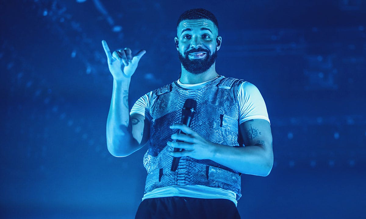 drake performs at the forum