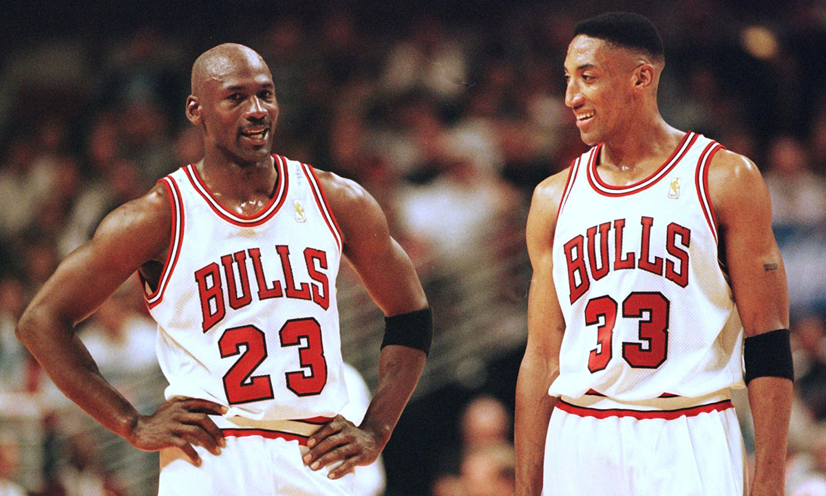 Michael Jordan (L) and Scottie Pippen (R) of the Chicago Bulls talk during the final minutes of their game