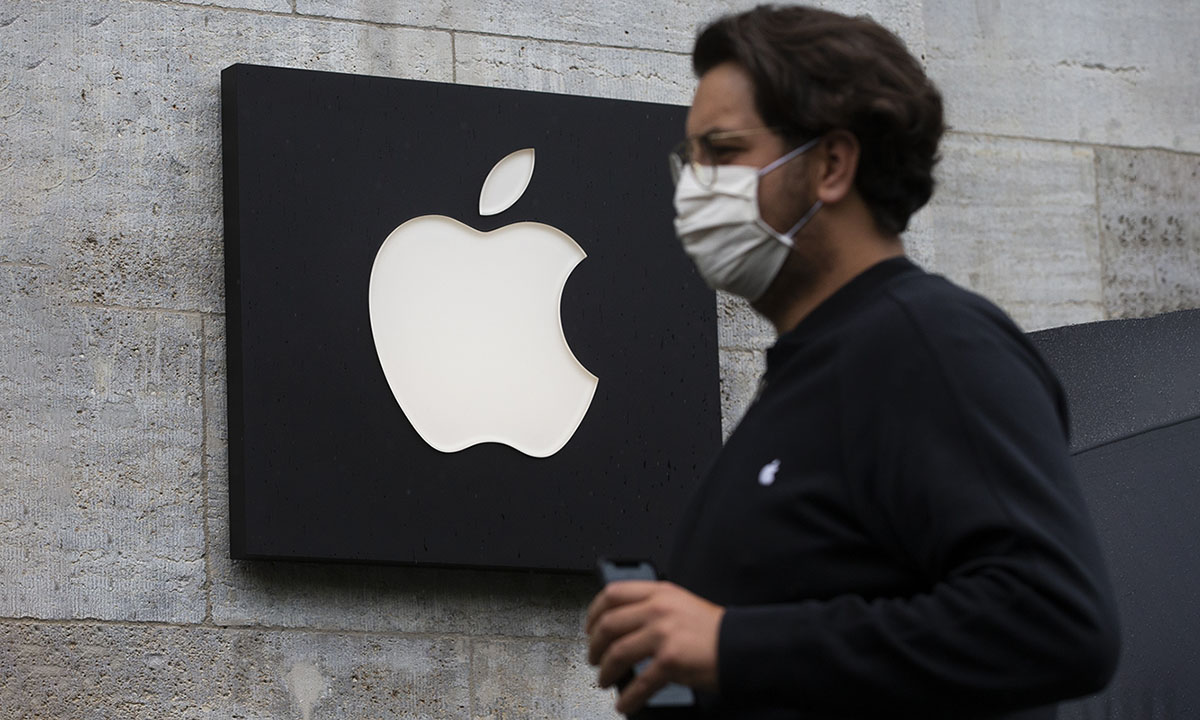 Customers who got appointments wearing medical masks wait to enter Apple Store in Berlin
