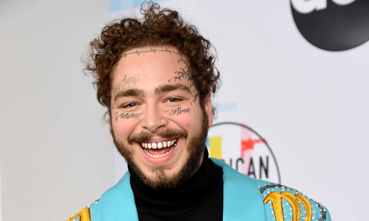 Post Malone smiling at the 2018 American Music Awards