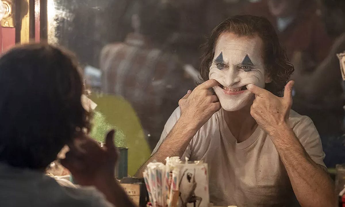 Joaquin Phoenix’s Joke grinning in mirror