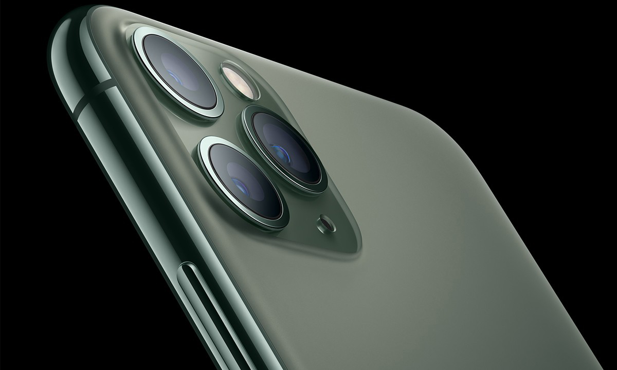 Apple iPhone 11 Pro camera green