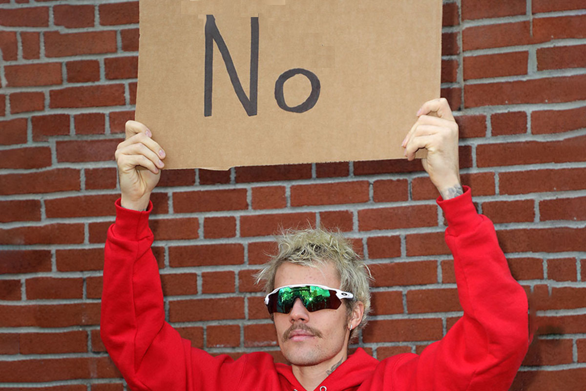 Justin Bieber holds up "no" sign