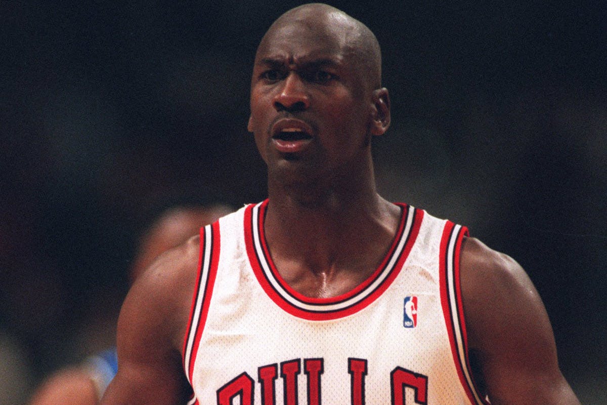 Give this guy the MVP for playing a pickup basketball game in a full Jordan  Bulls outfit