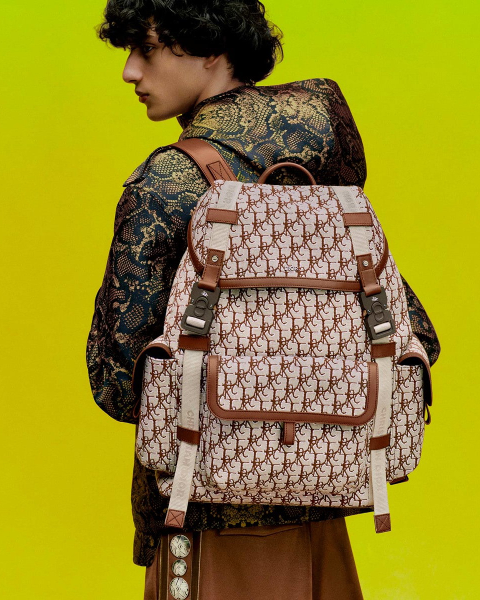 Dior anuncia bolsas em tamanho micro e parceria com Travis Scott