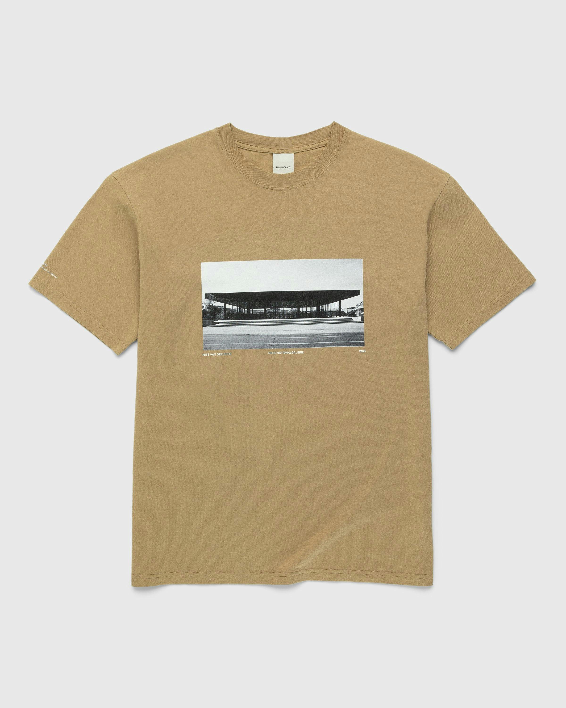 Neue Nationalgalerie x Highsnobiety - BERLIN, BERLIN 3 Mies T-Shirt Military Green - Clothing - Brown - Image 1