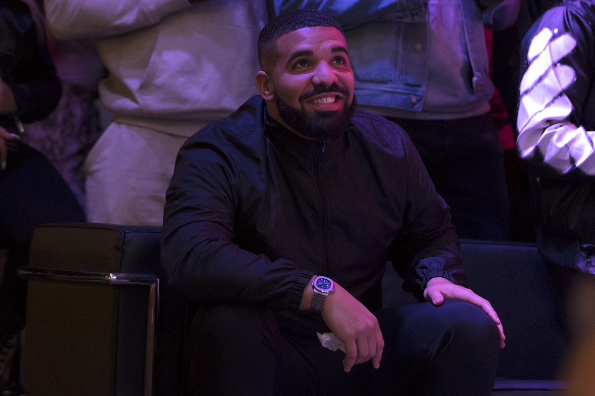 Drake smiling courtside