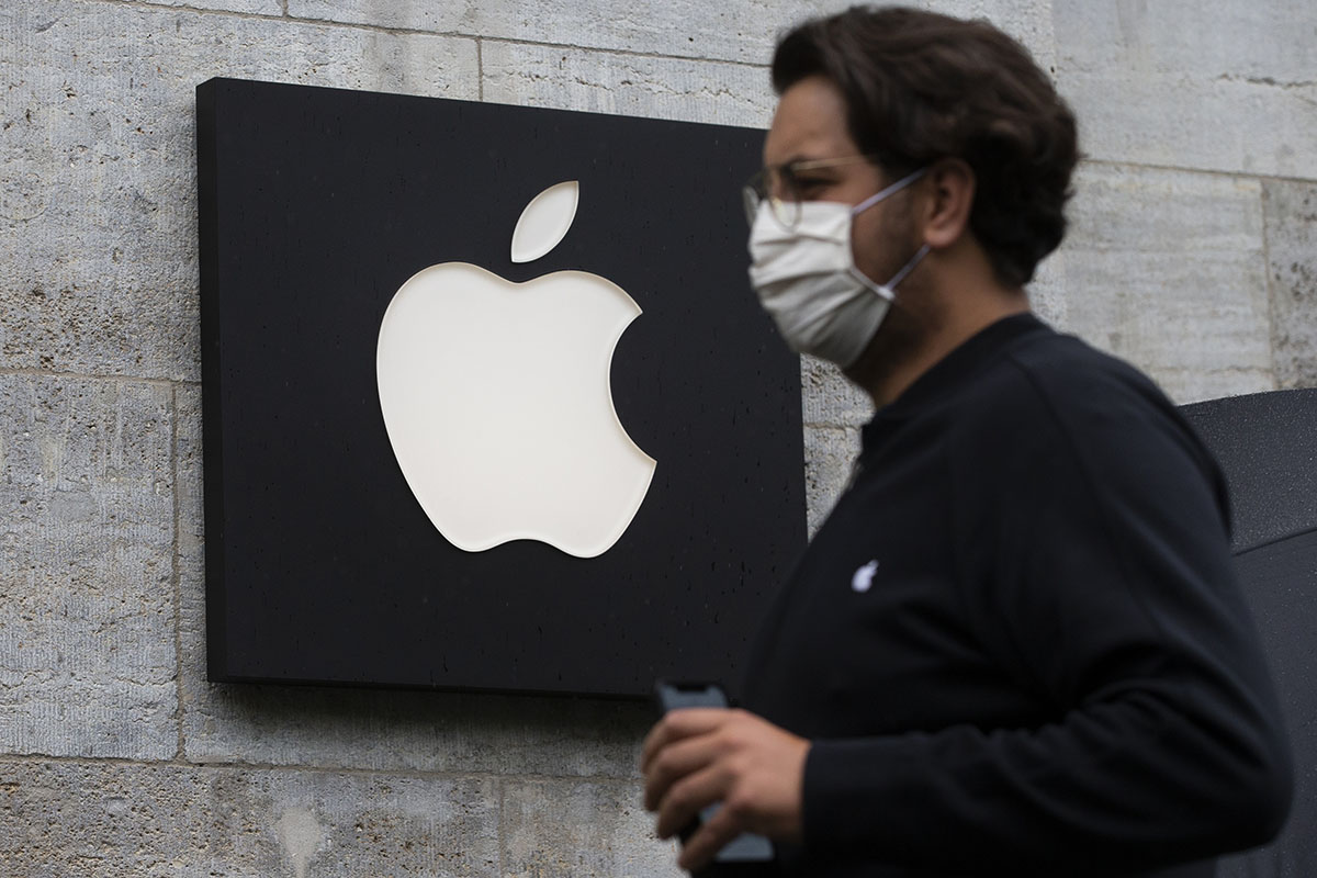 Customers who got appointments wearing medical masks wait to enter Apple Store in Berlin