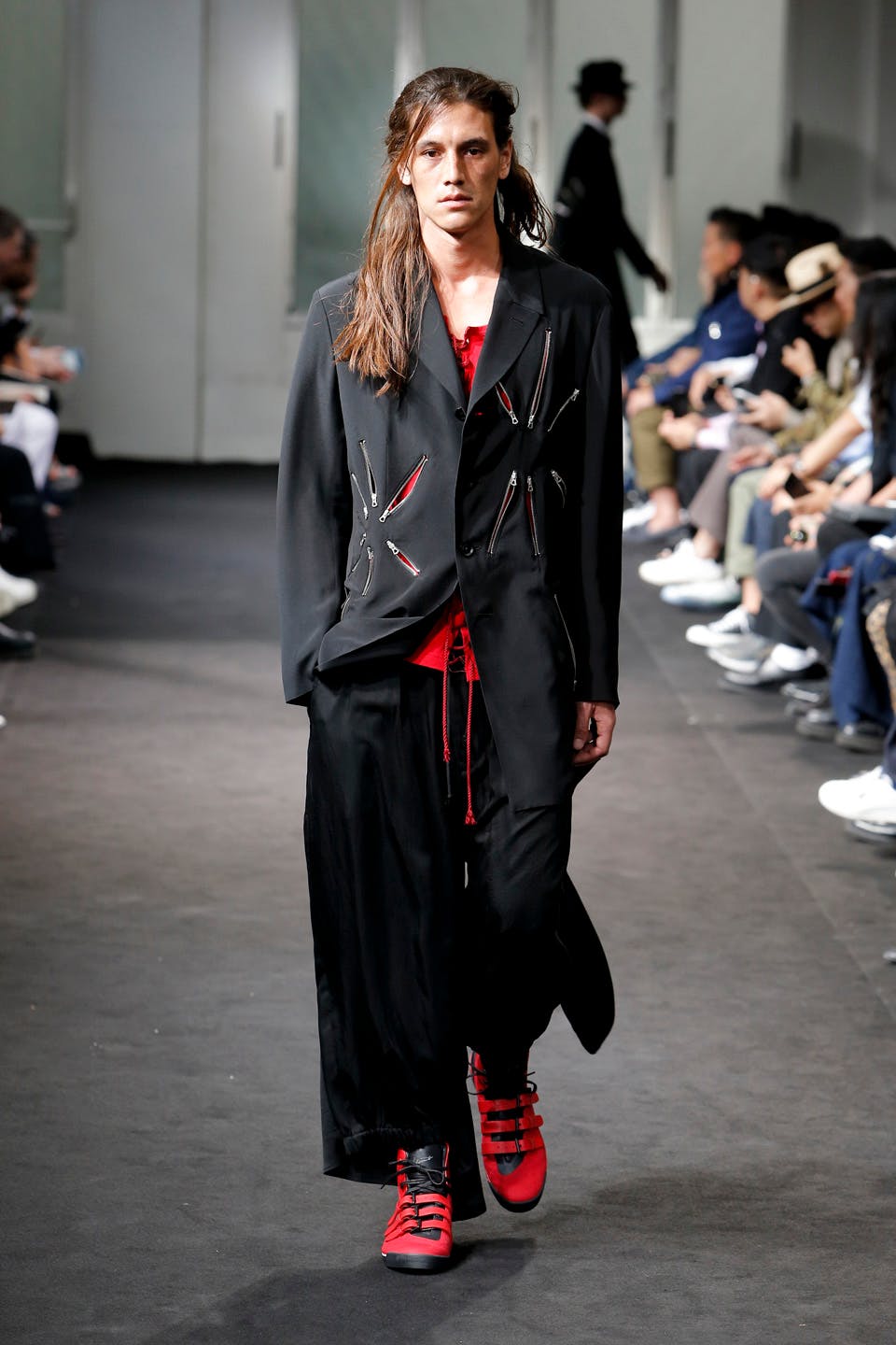 YYH SS19 LOOK 09 MODEL YVAN GRUNG PHOTO MONICA FEUDI PFW18 Spring/Summer 2019 runway