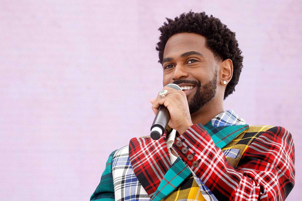 Big Sean speaking on stage