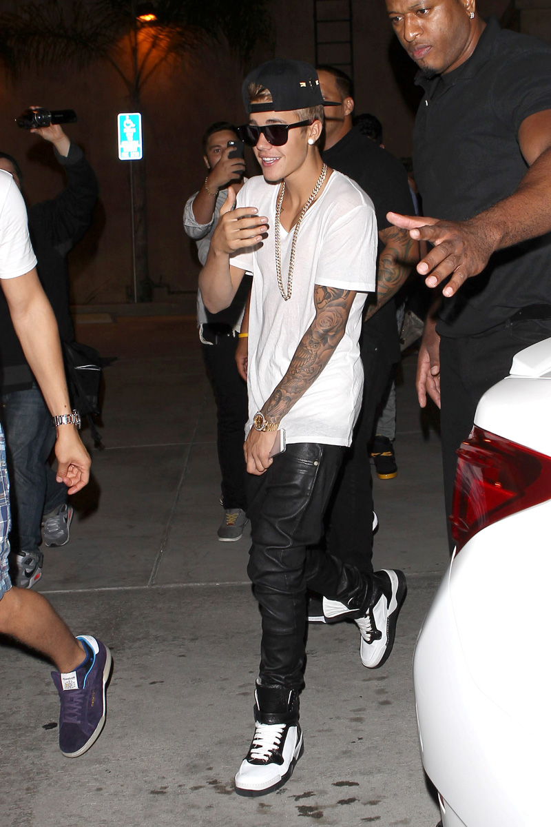Justin Bieber Keeps Wearing Hotel Slippers In Public