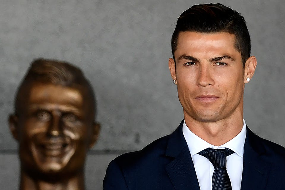 ronaldostatue Christiano Ronaldo sculpture