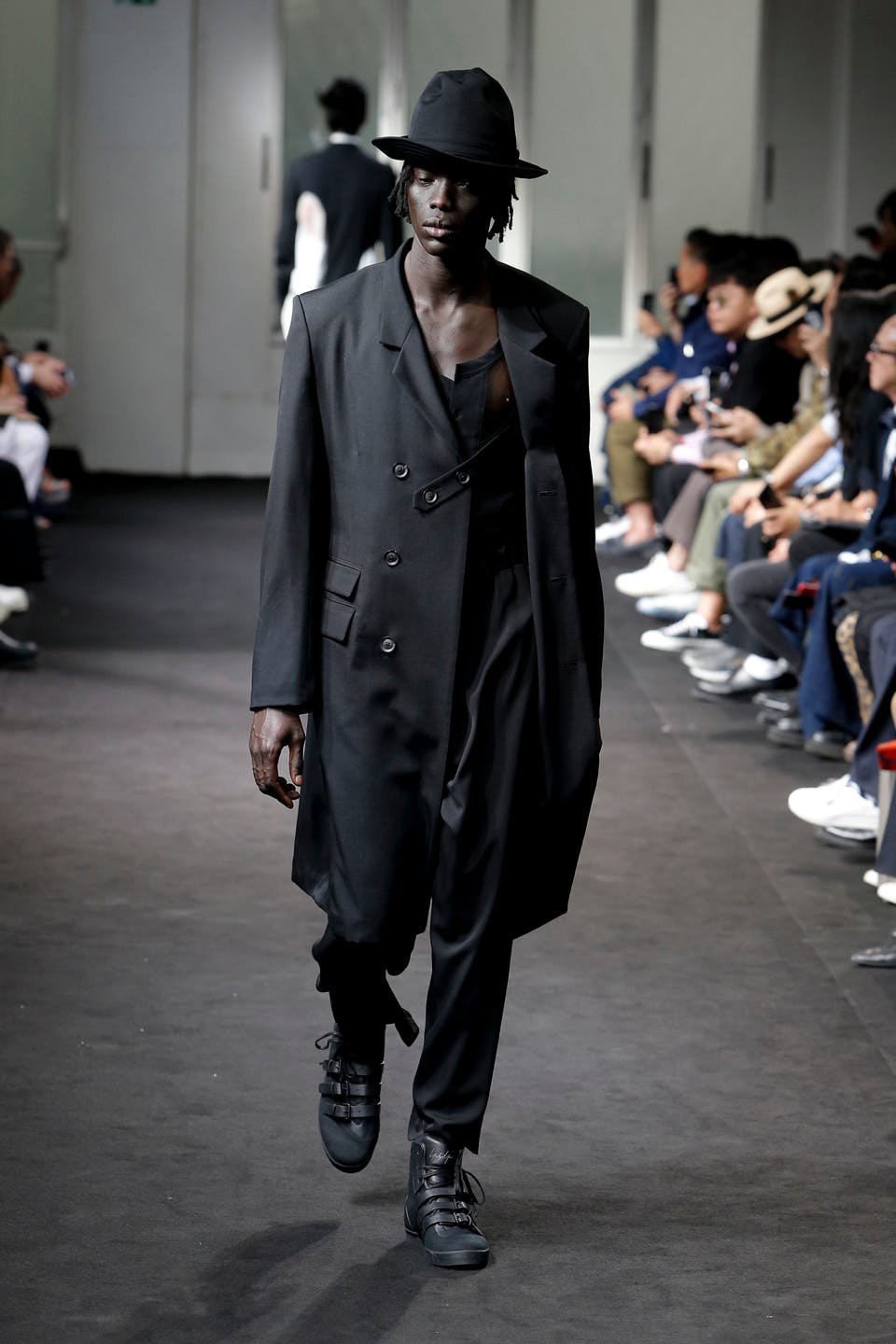 YYH SS19 LOOK 06 MODEL PRINCE AMANWIL WELIAM DEL PHOTO MONICA FEUDI PFW18 Spring/Summer 2019 runway