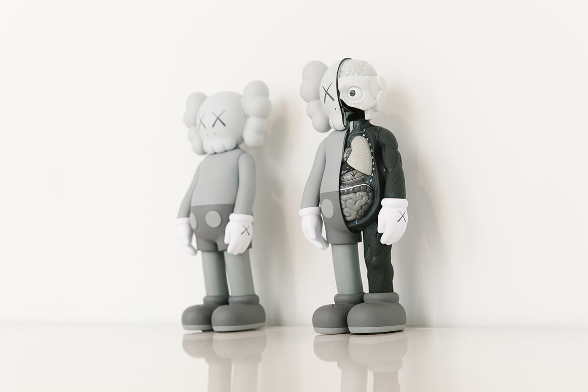 originalfake piece main KAWS