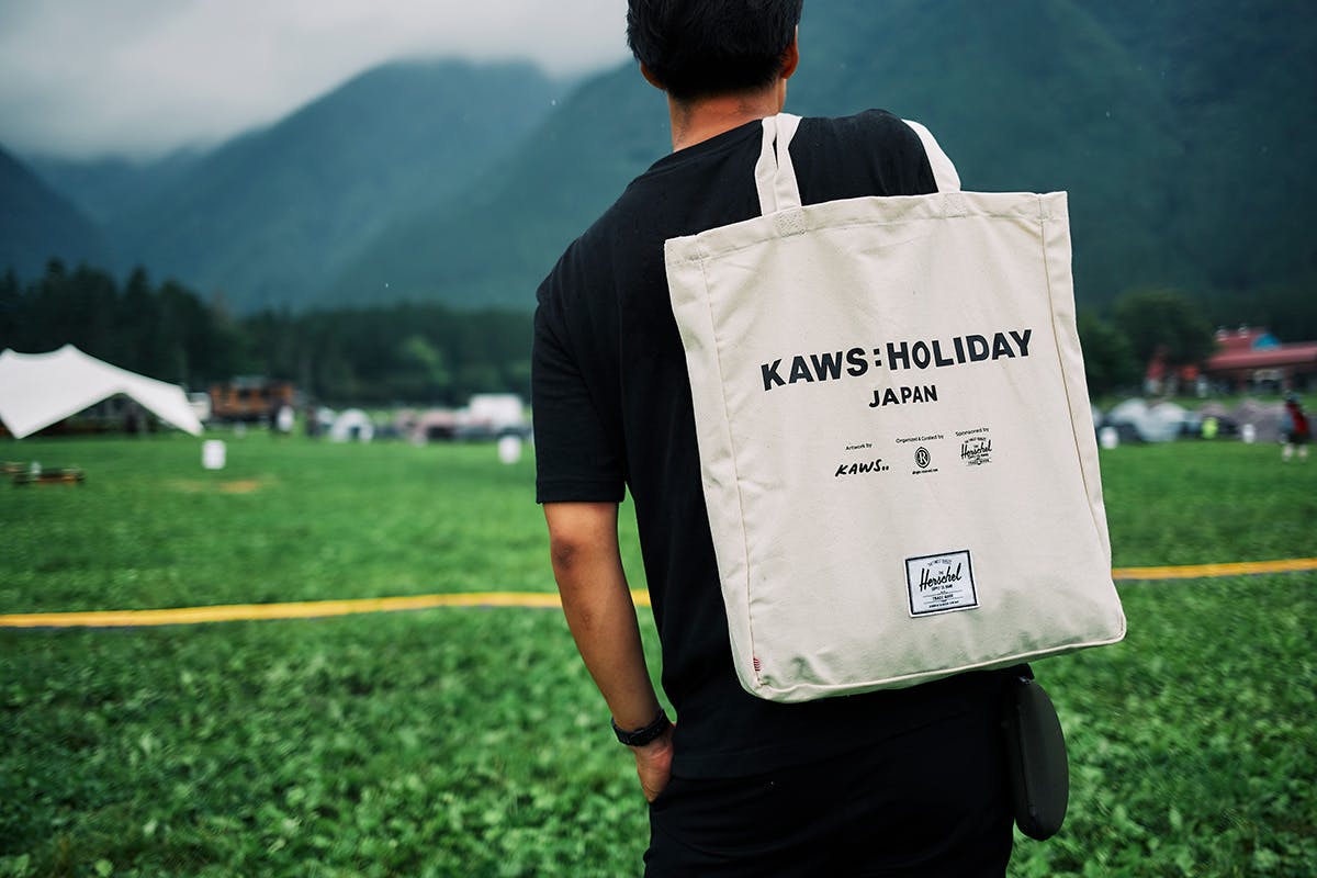 KAWS HOLIDAY × Herschel Supply 【最安値挑戦】 メンズ | bca.edu.gr