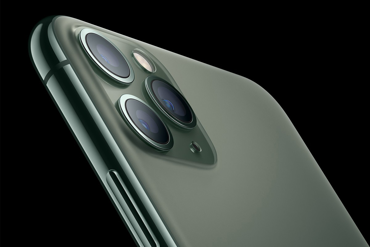Apple iPhone 11 Pro camera green