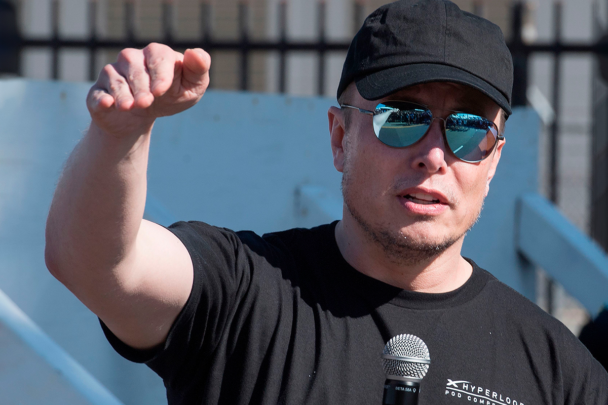Elon Musk sunglasses cap microfone
