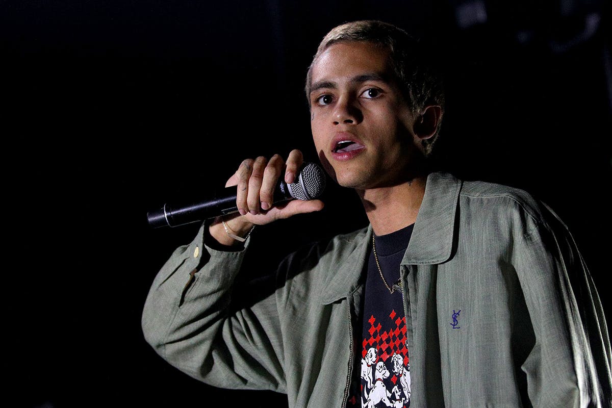 Dominic Fike performing