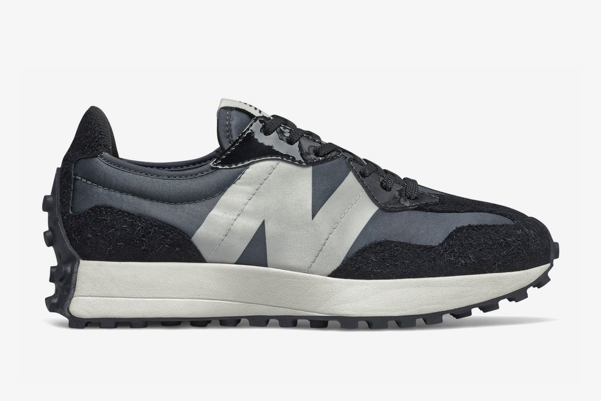 New Balance 327 satin black product shot