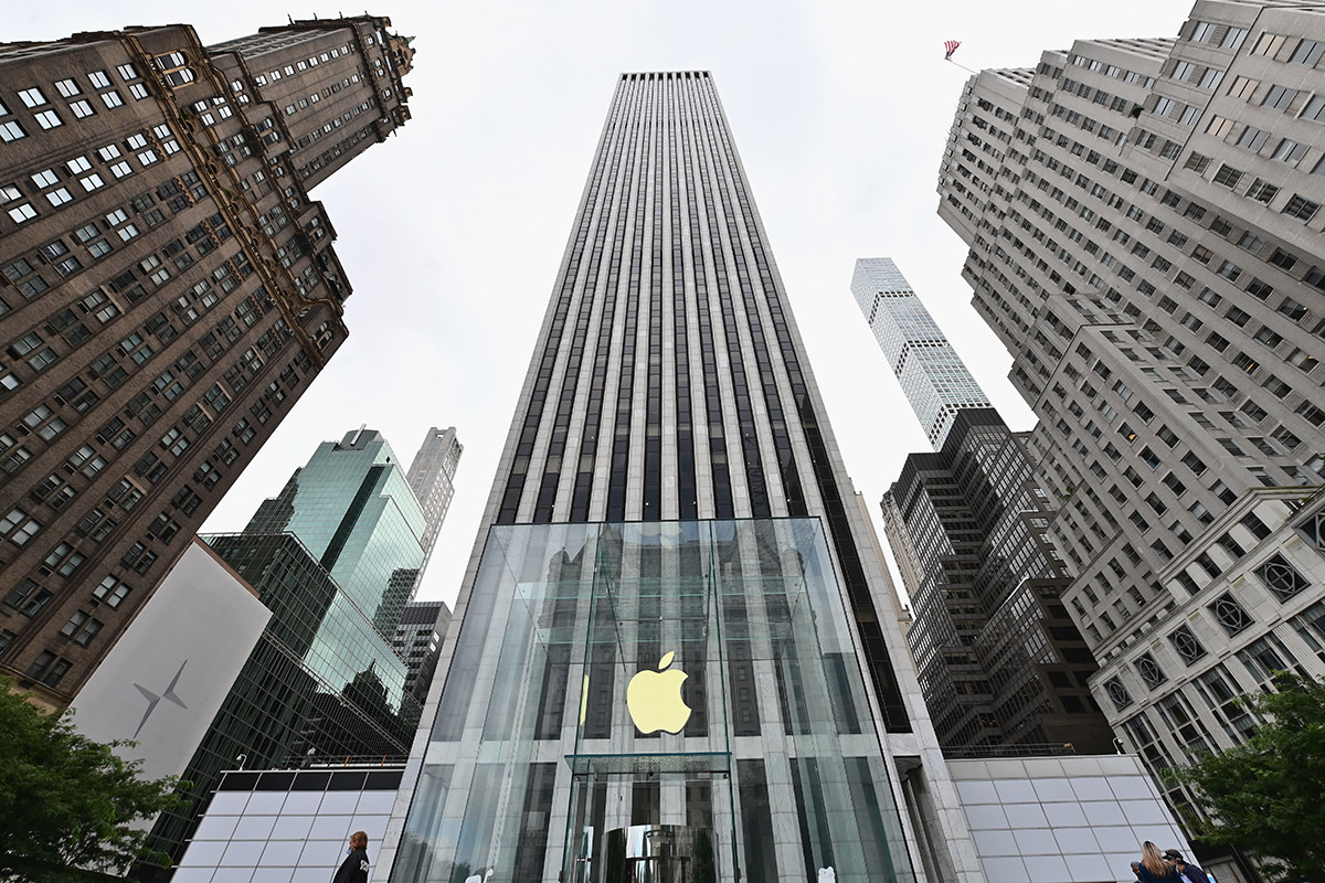 View of the Apple store on Fifth Avenue