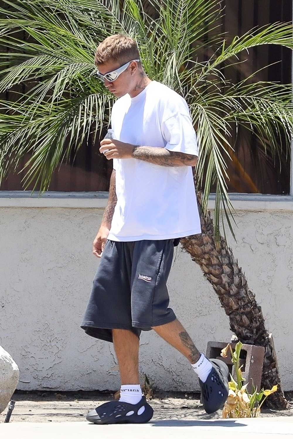 Justin Bieber Swaps His New Balance Sneakers for Drew House Slippers –  Footwear News