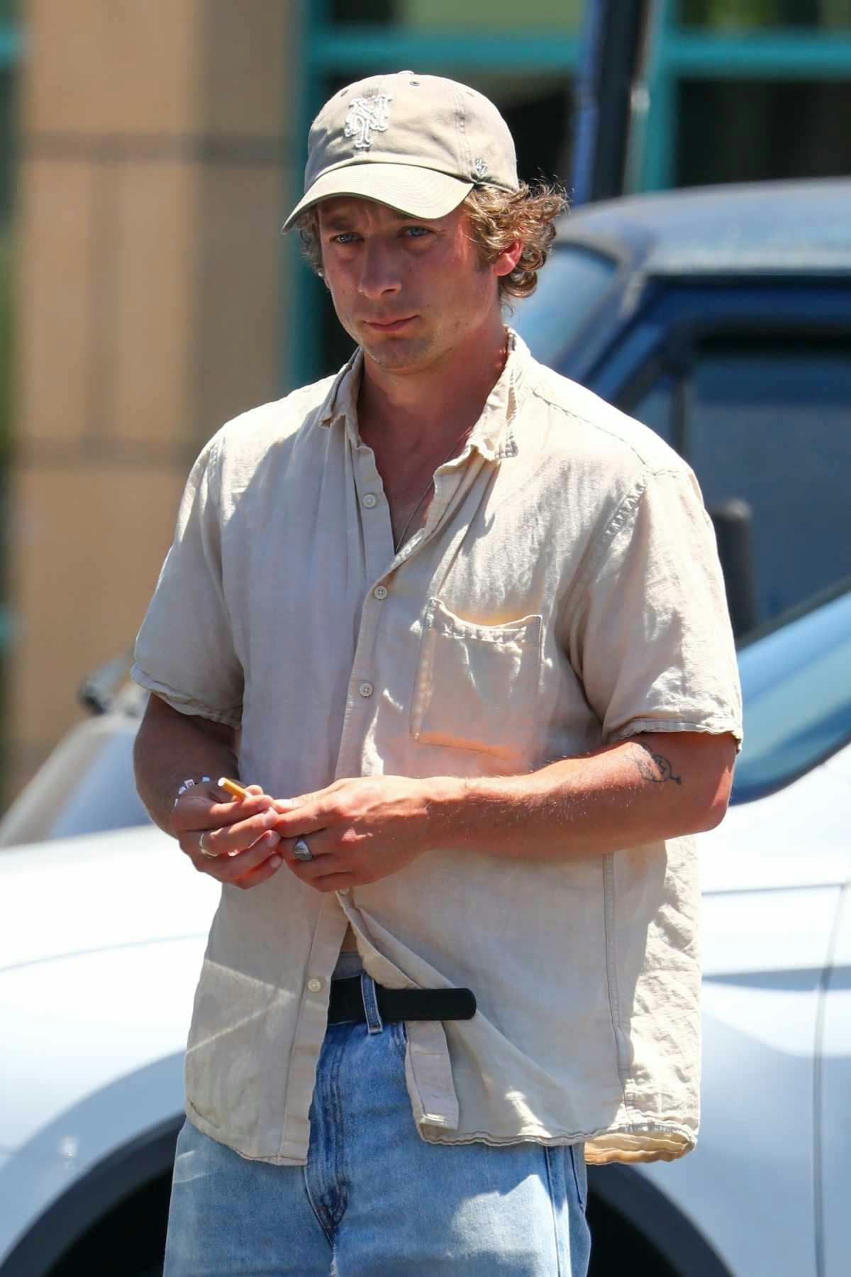 Jeremy Allen White Summer outfit