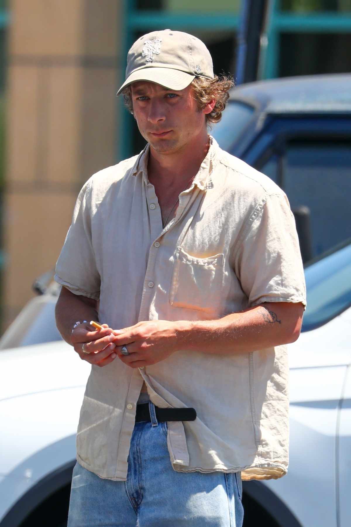 Jeremy Allen White Summer outfit