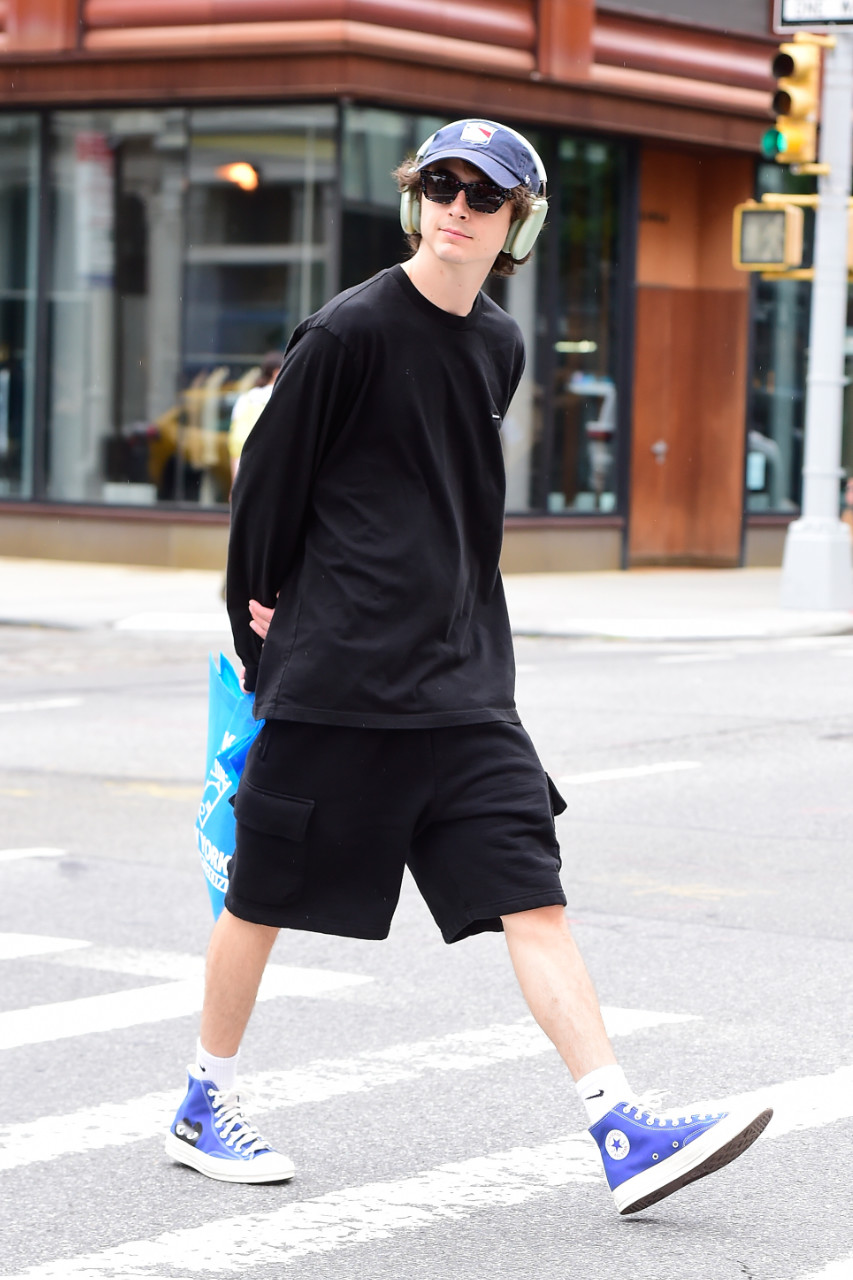 timothee chalamet walking in new york with converse on