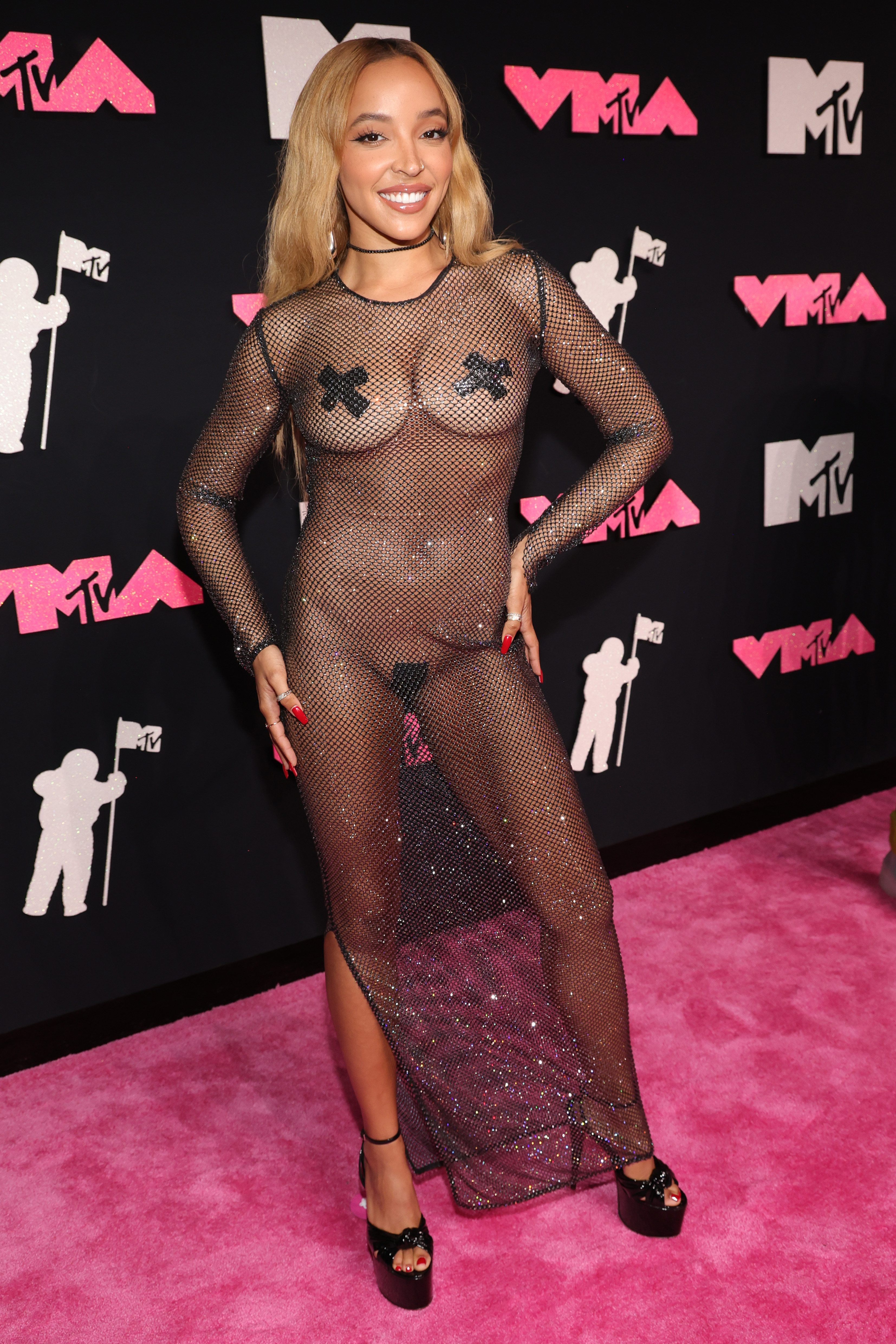 Tinashe attends the 2023 VMAs wearing a nude, see-through dress & nipple tape
