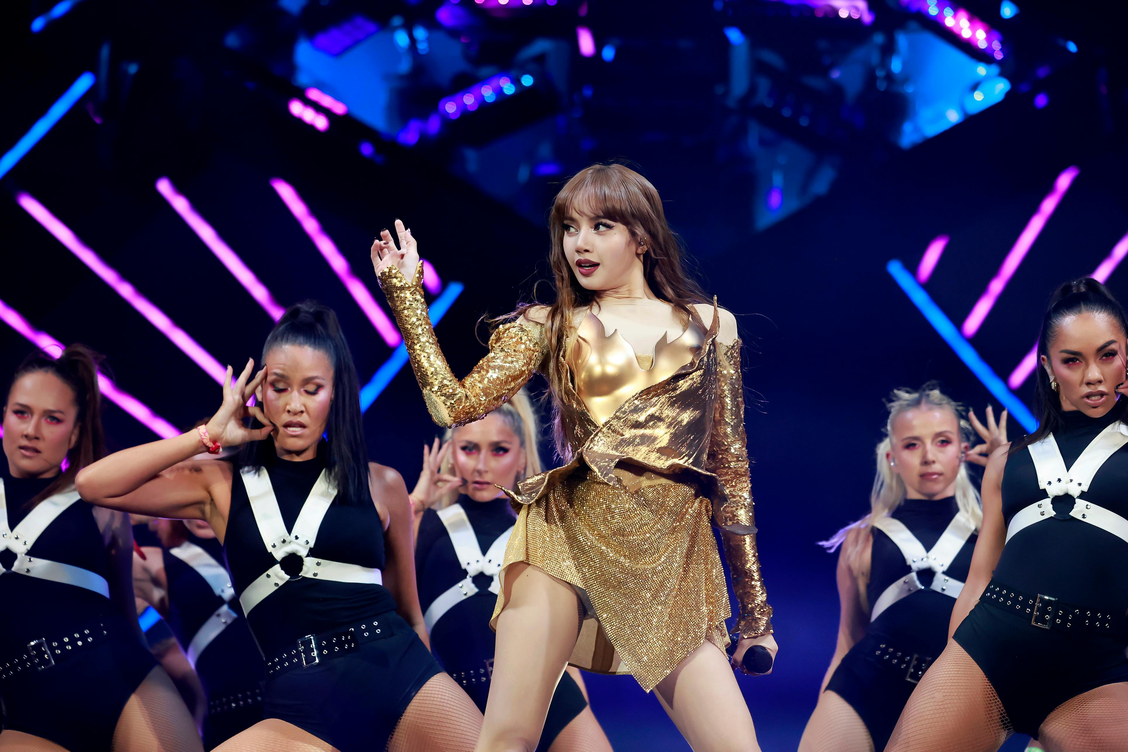 lisa blackpink contract