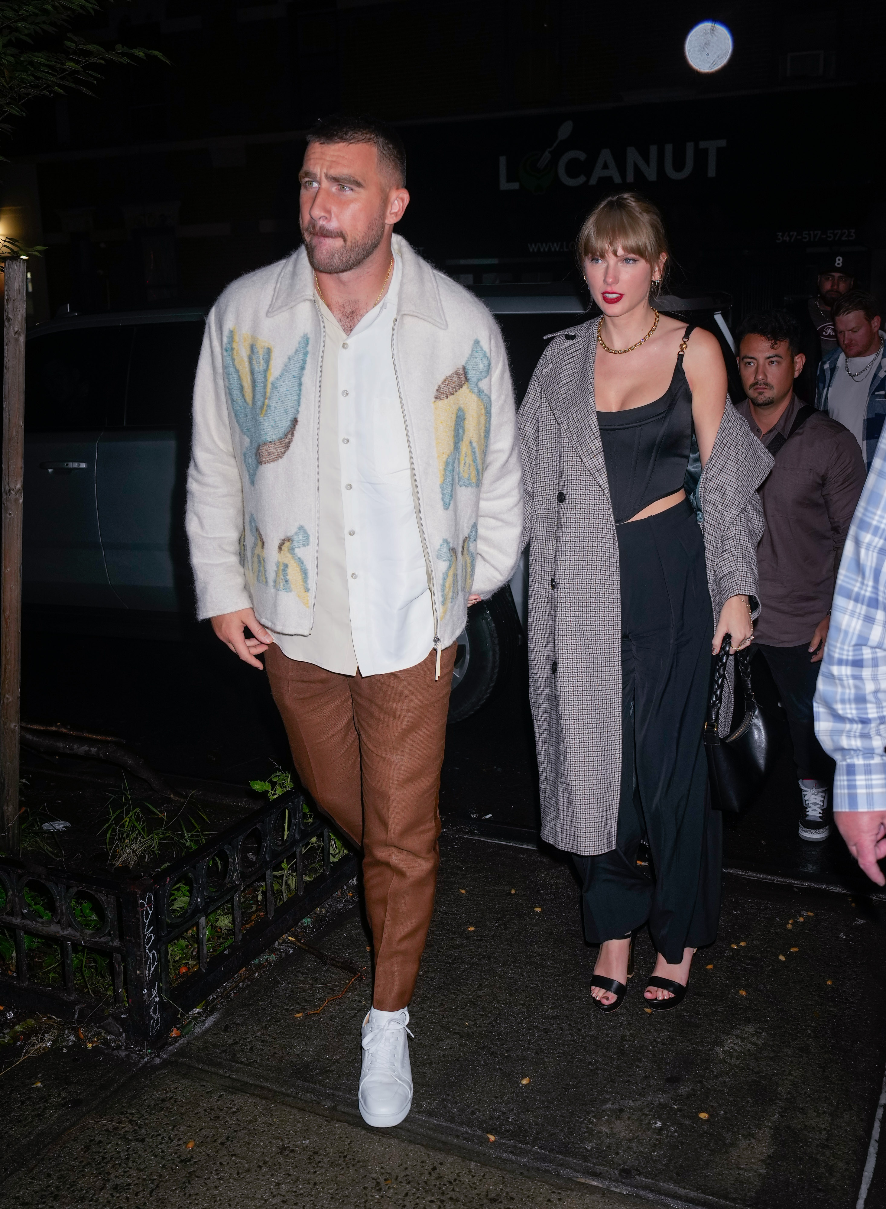 travis kelce taylor swift date night outfits