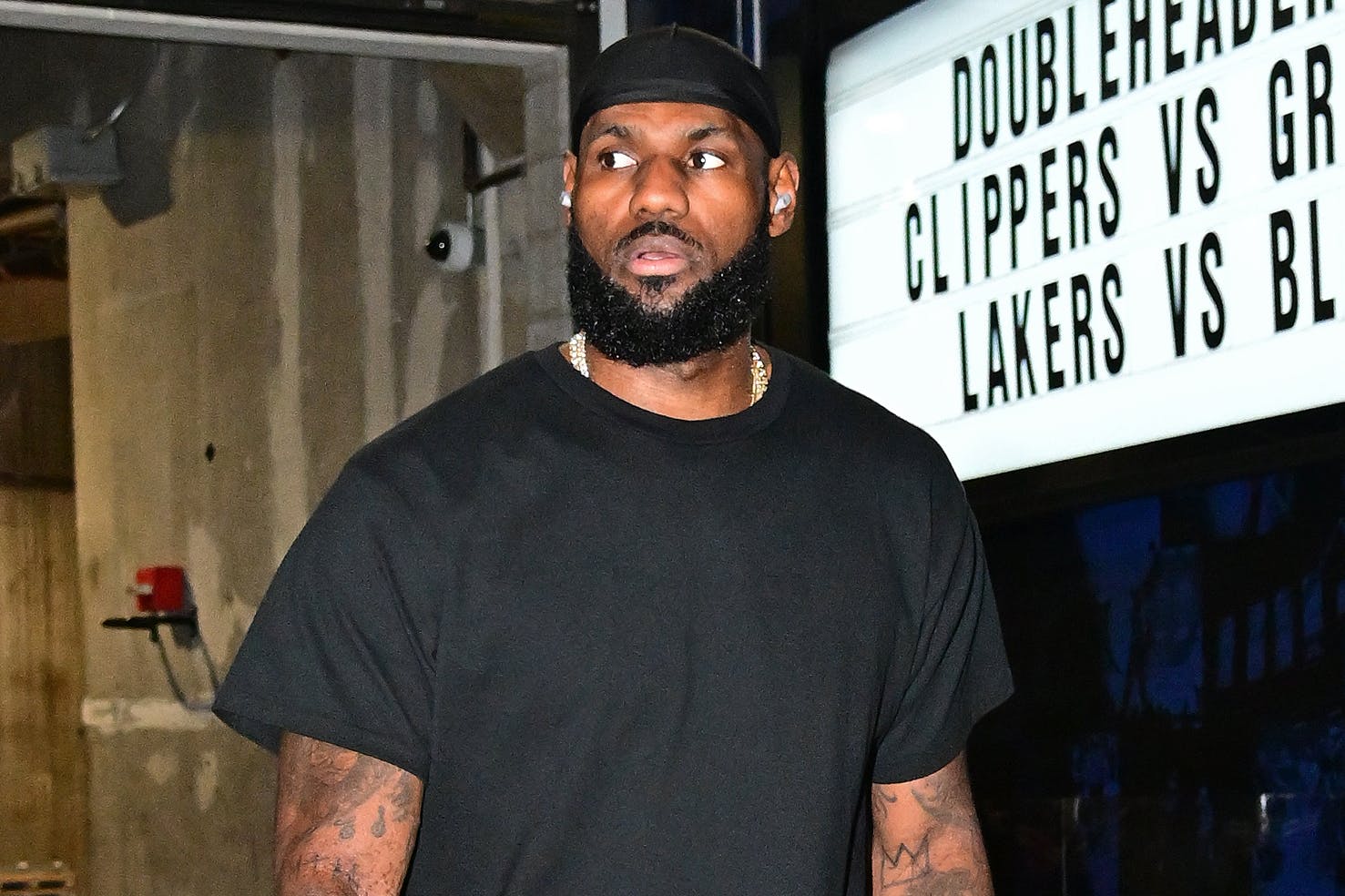 lebron james a ma maniére jordan 5 outfit