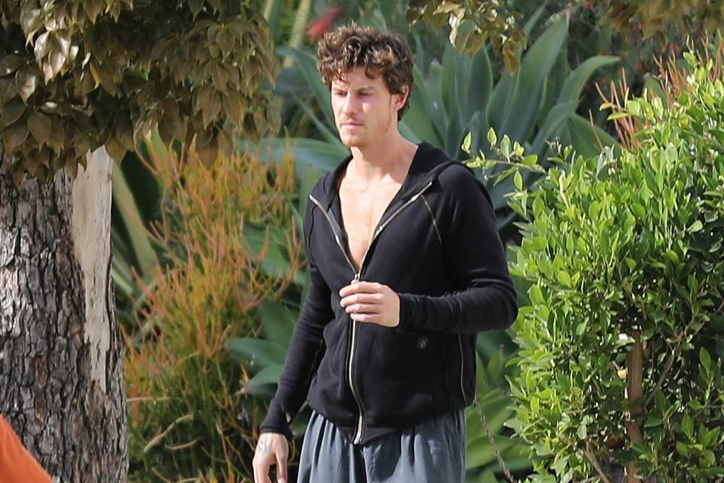Shawn Mendes goes barefoot in Los Angeles on November 14, 2023 wearing a black hoodie and grey sweatpants