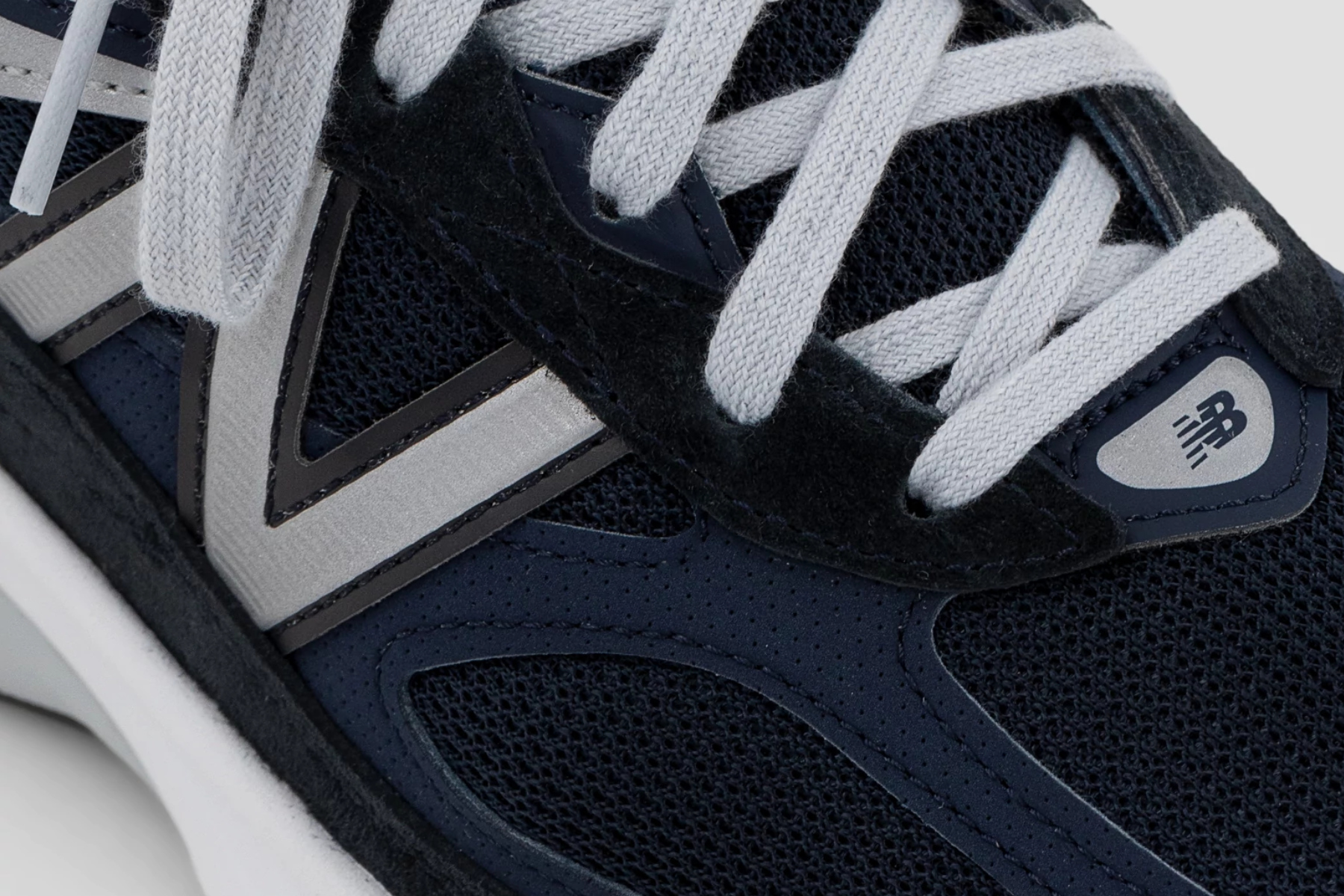 New Balance 990v6 navy/white is the most perfect boring sneaker.