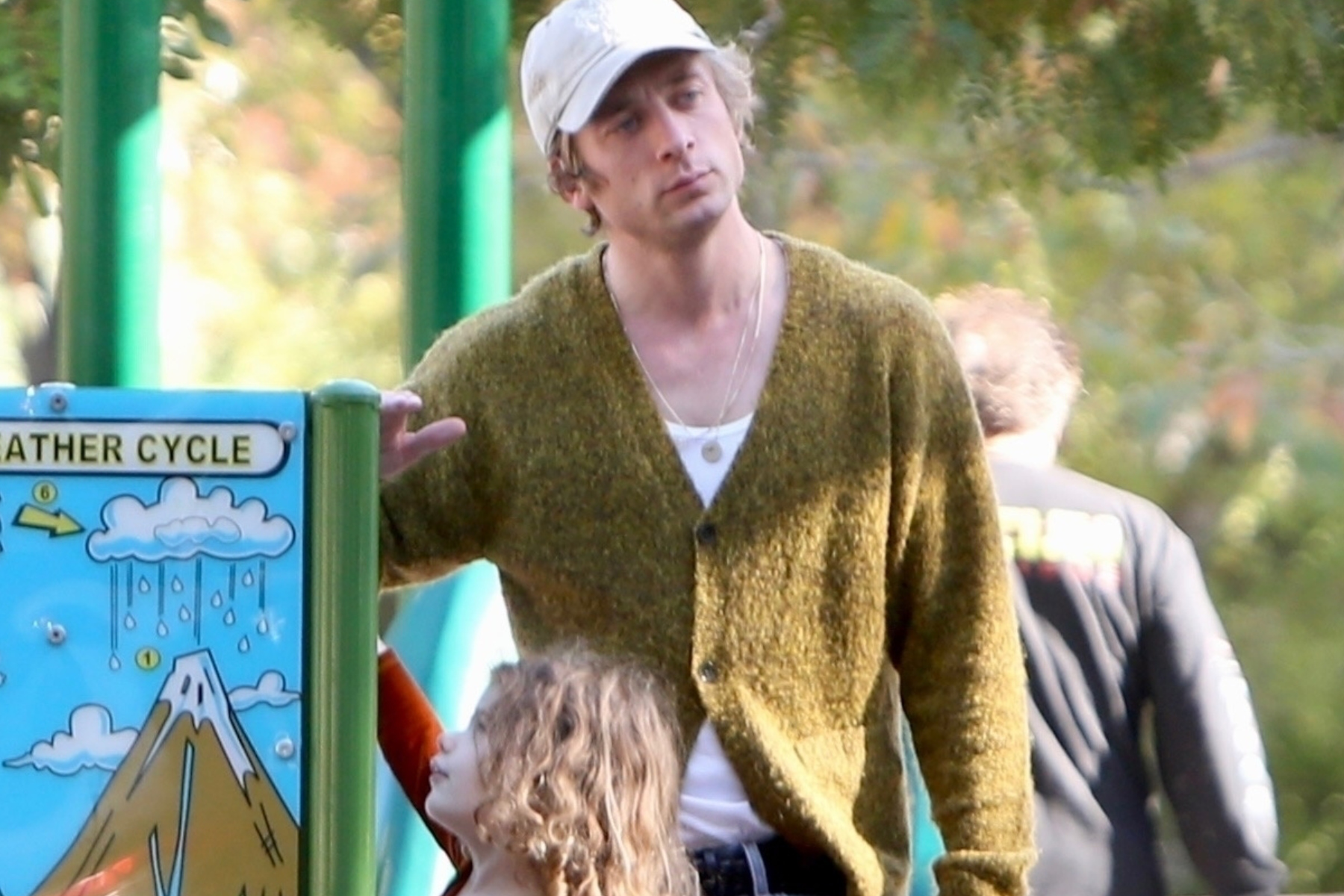 Embracing the calm after Thanksgiving, Jeremy Allen White was seen delighting in a day out at the park with his children. Dressed in a cozy olive cardigan, white top, and blue jeans, topped off with a cap and sneakers, he fully immersed himself in the joy of playtime with his kids.