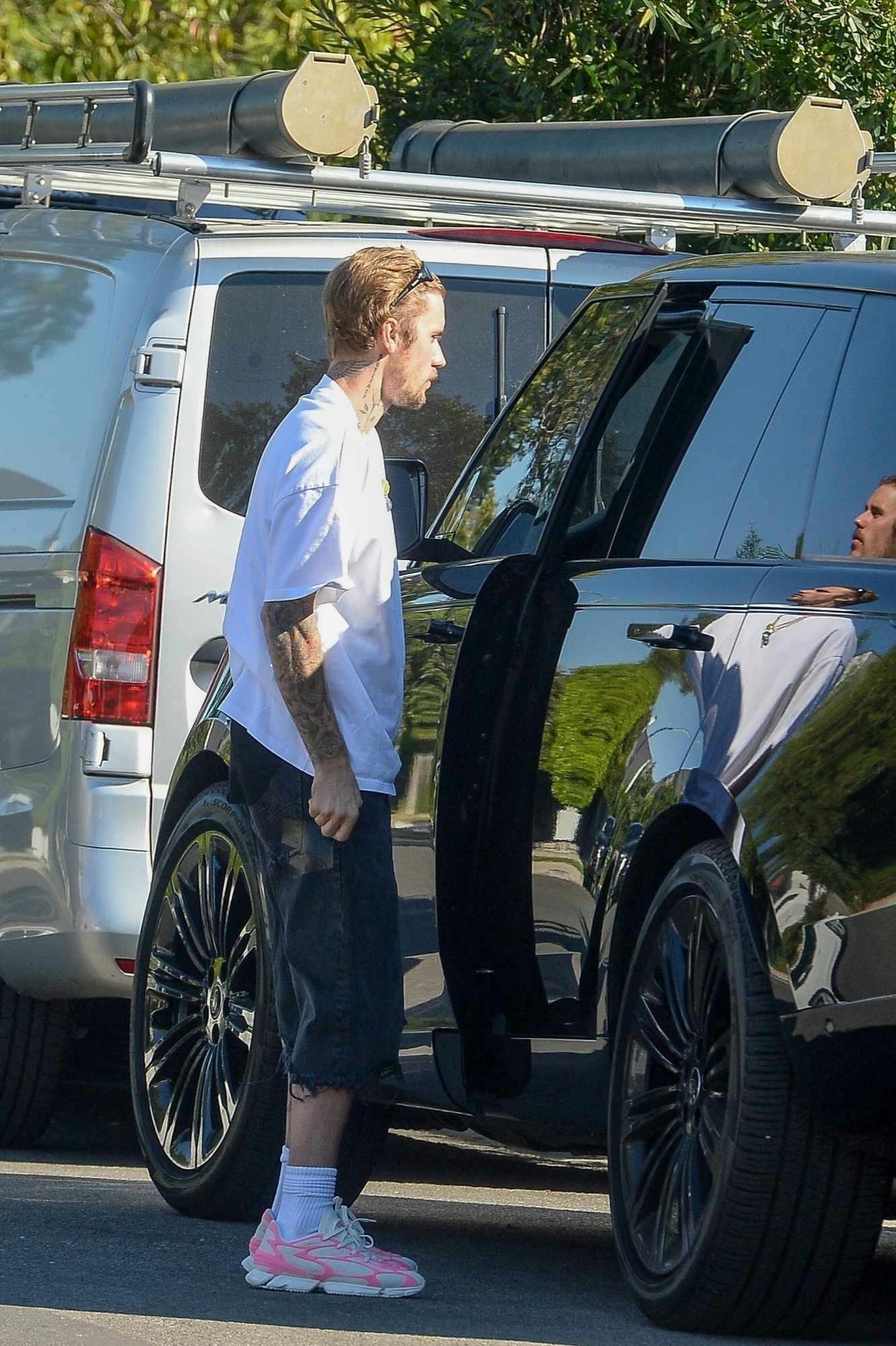 Justin Bieber wears SKYLRK sneakers, his own sneaker brand