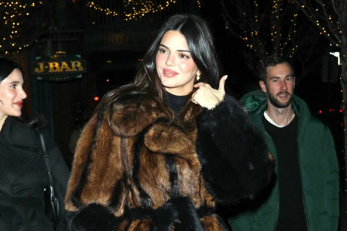 Kendall Jenner wears Phoebe Philo & JW Anderson outerwear out in Aspen during a Christmas 2023 trip