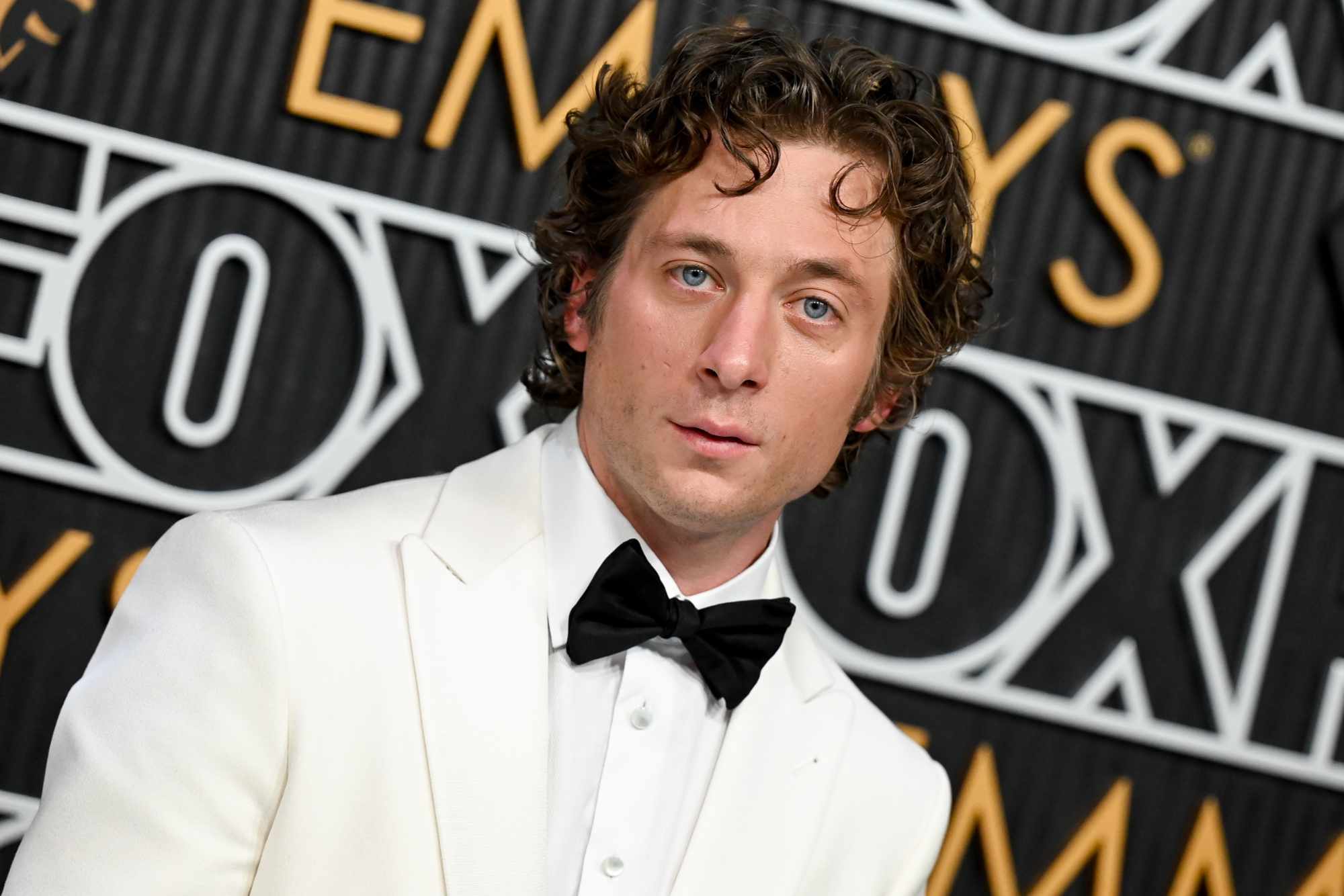 Actor Jeremy Allen White at the 2024 Emmy awards wearing a white blazer and shirt by Armani