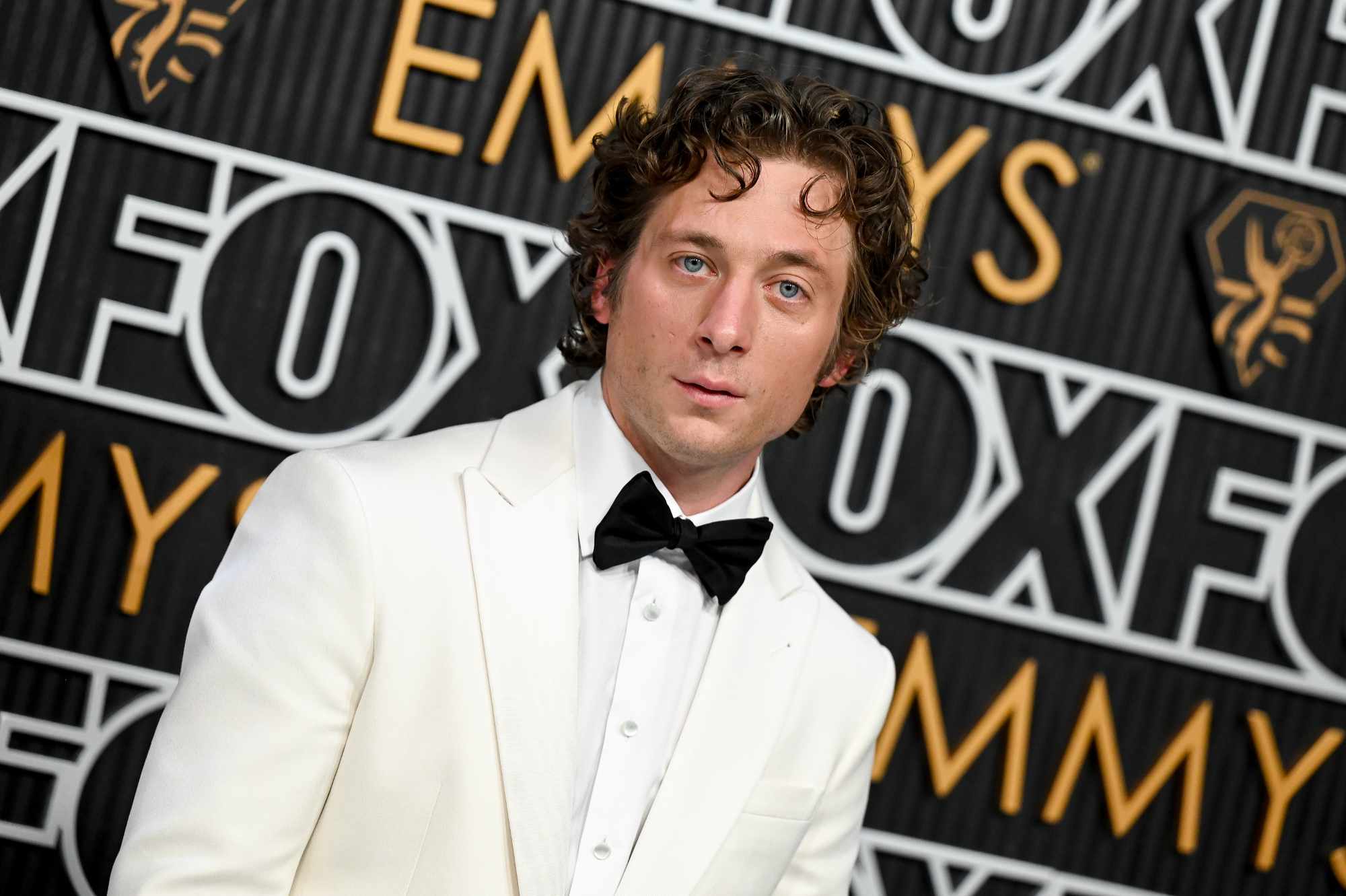 Actor Jeremy Allen White at the 2024 Emmy awards wearing a white blazer and shirt by Armani