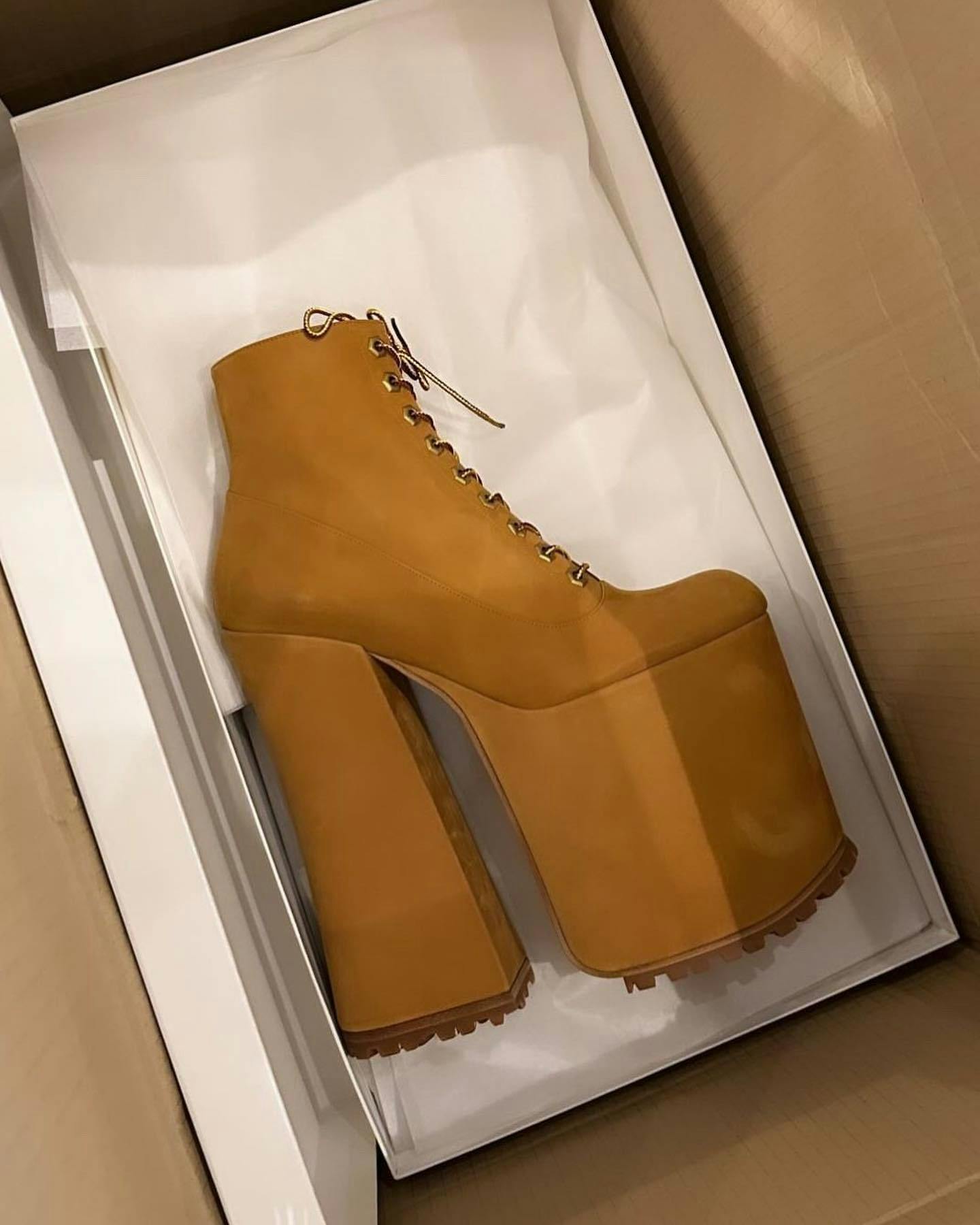 marc jacobs spring 2024 kiki boots timbs