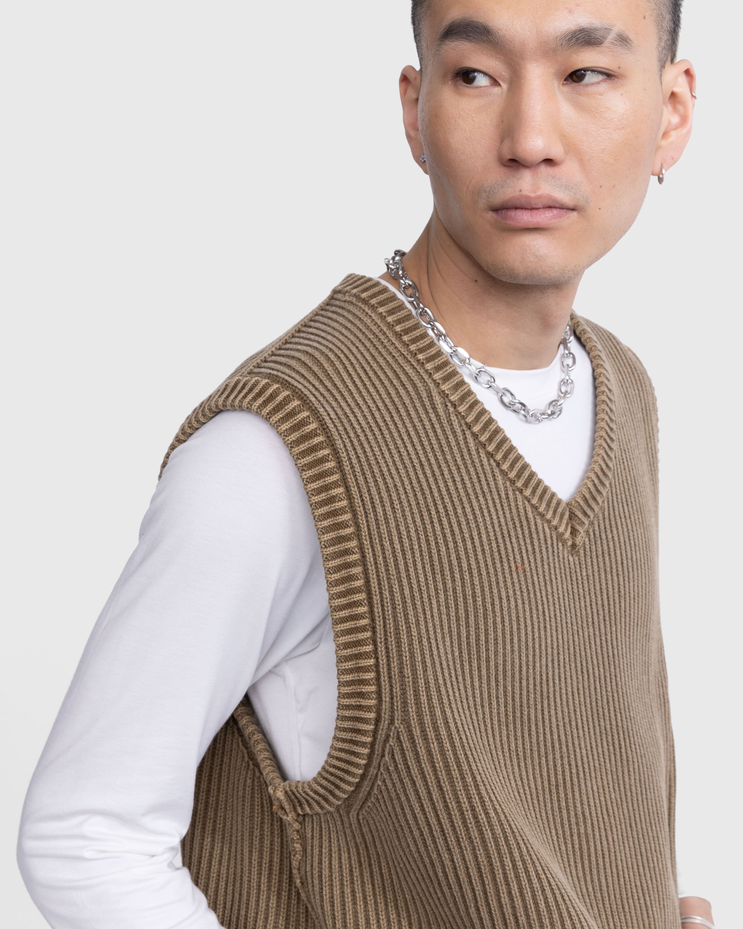 Highsnobiety - Pigment Dyed Loose Knit Sweater Vest Brown - Gilets - Brown - Image 12