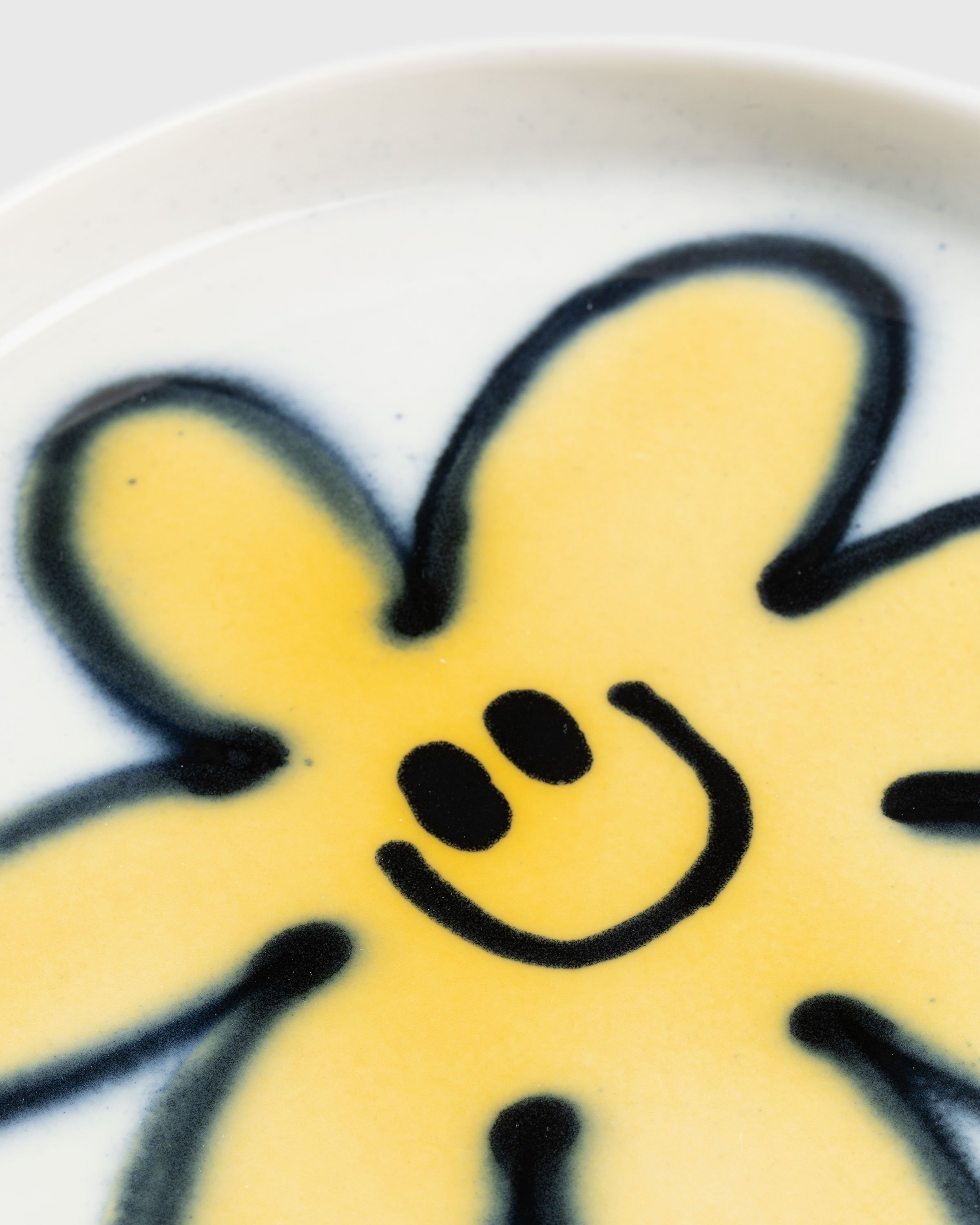 Carne Bollente x Frizbee Ceramics - Flower Power Plate Yellow - Lifestyle - Yellow - Image 2