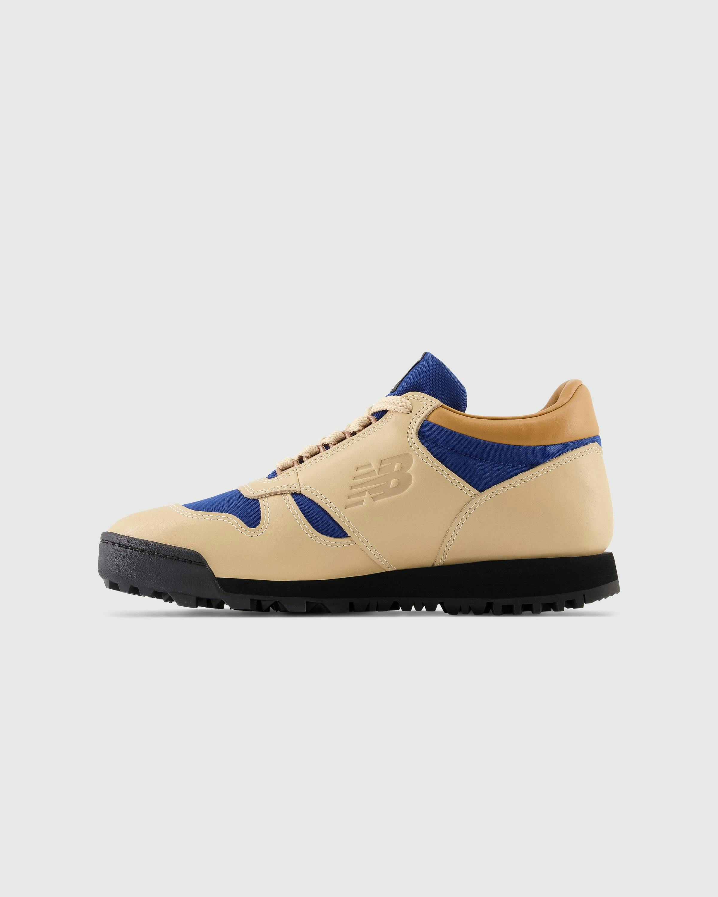 New Balance - UALGSVT Rainier Dune - Footwear - Beige - Image 2