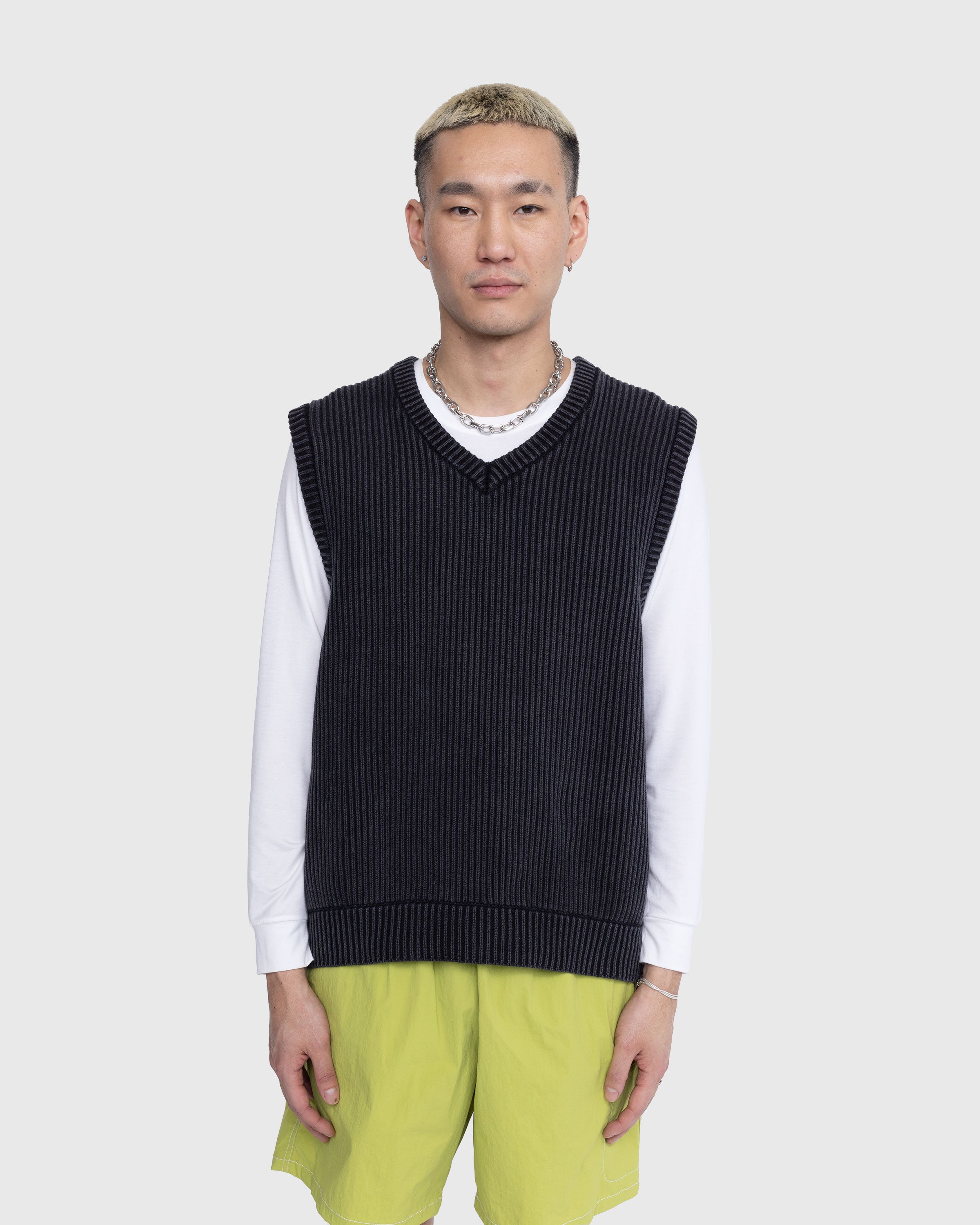Highsnobiety - Pigment Dyed Loose Knit Sweater Vest Black - Gilets - Black - Image 9