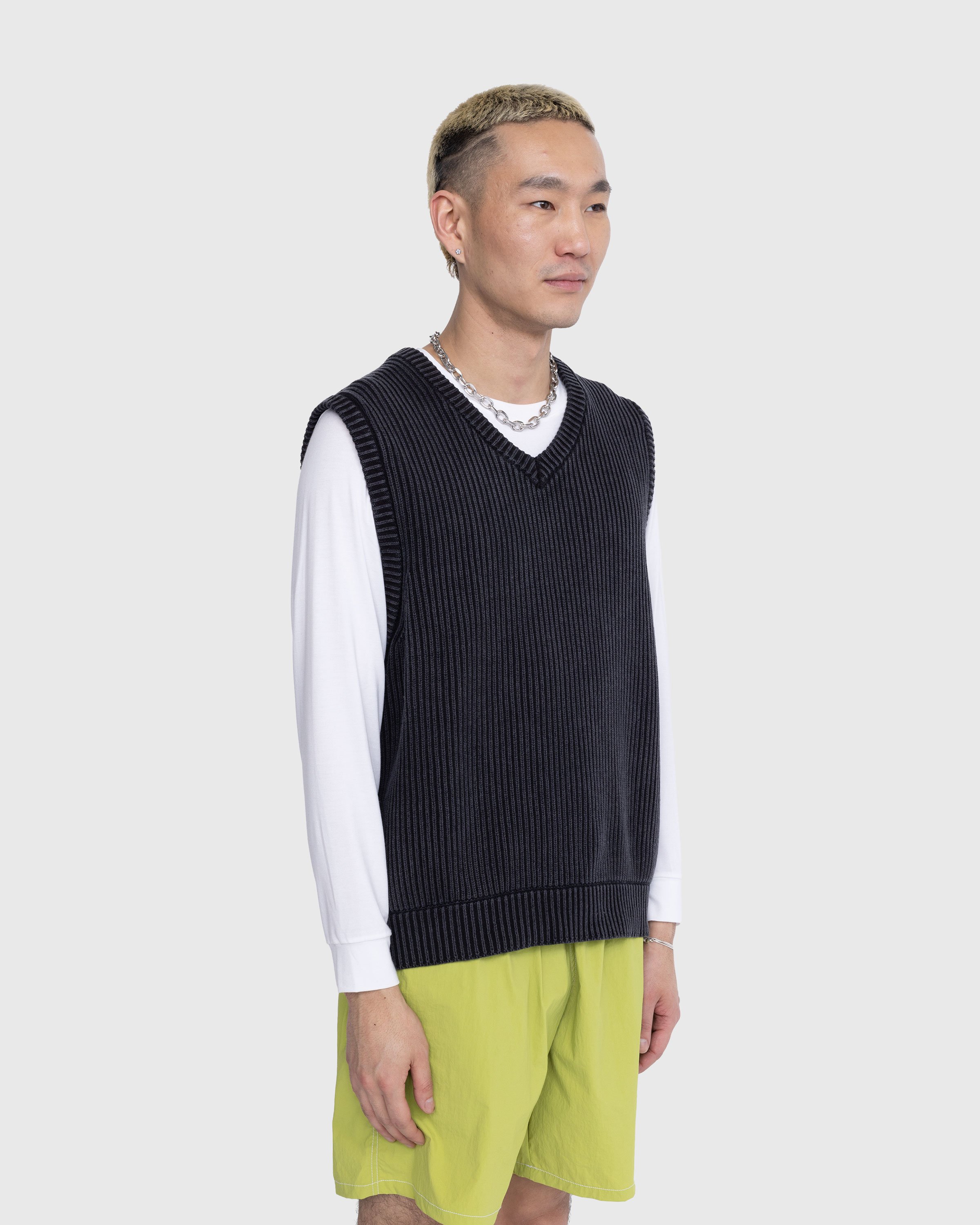 Highsnobiety - Pigment Dyed Loose Knit Sweater Vest Black - Gilets - Black - Image 10