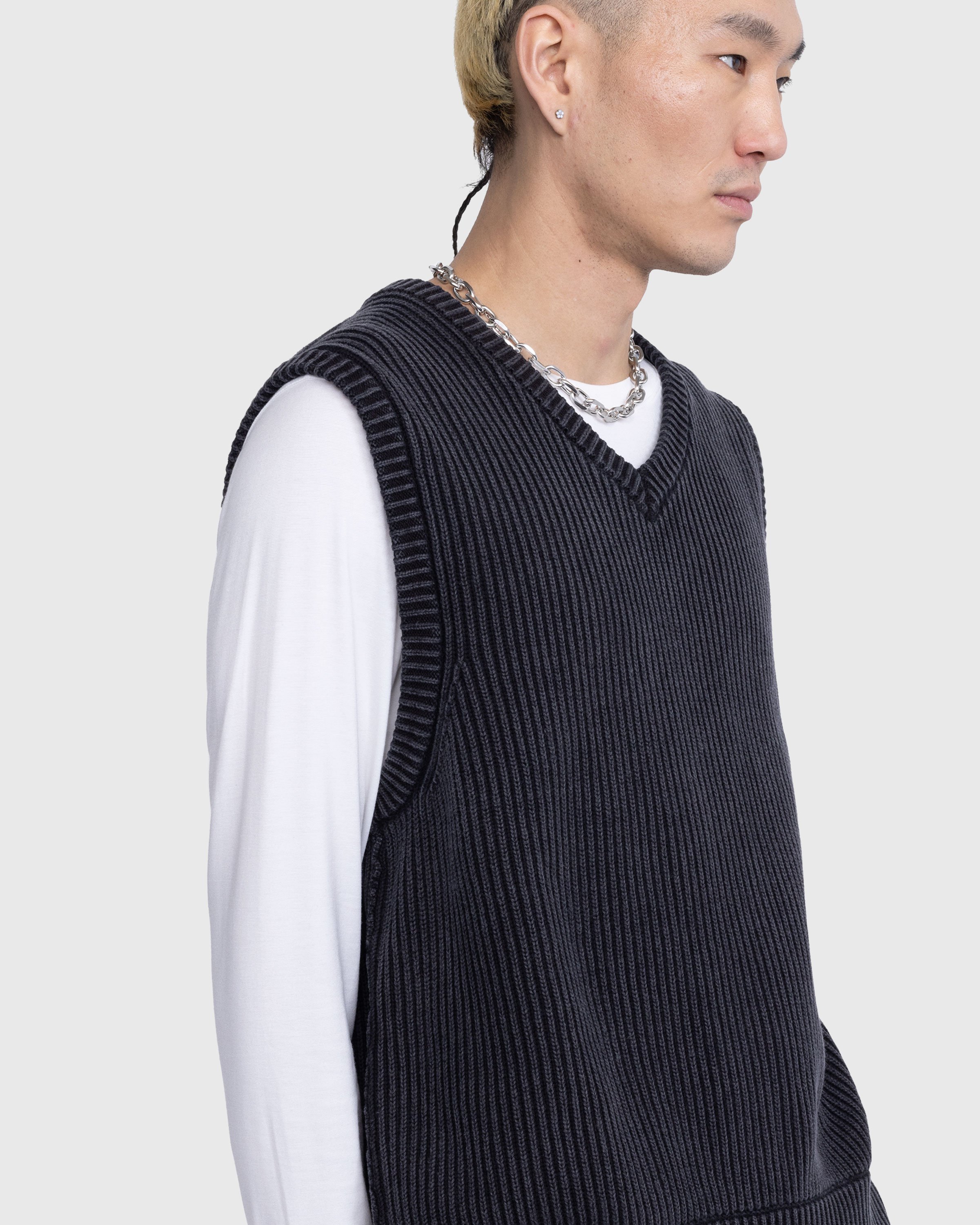 Highsnobiety - Pigment Dyed Loose Knit Sweater Vest Black - Gilets - Black - Image 12