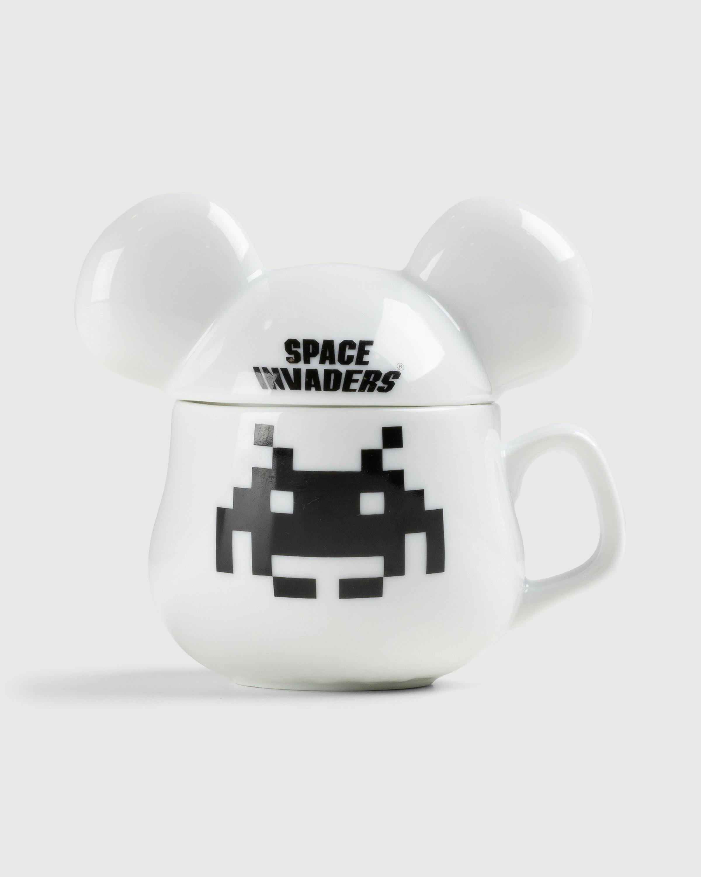 Medicom - Space Invaders Be@rmug White/Black - Lifestyle - White - Image 2
