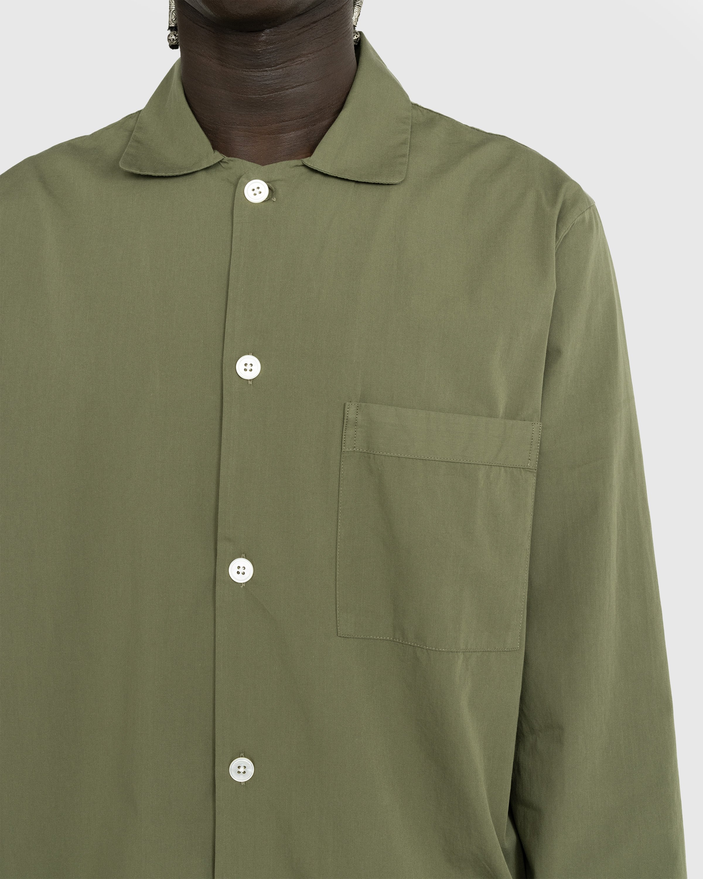 Tekla - Cotton Poplin Pyjamas Shirt Willow - Clothing - Green - Image 4