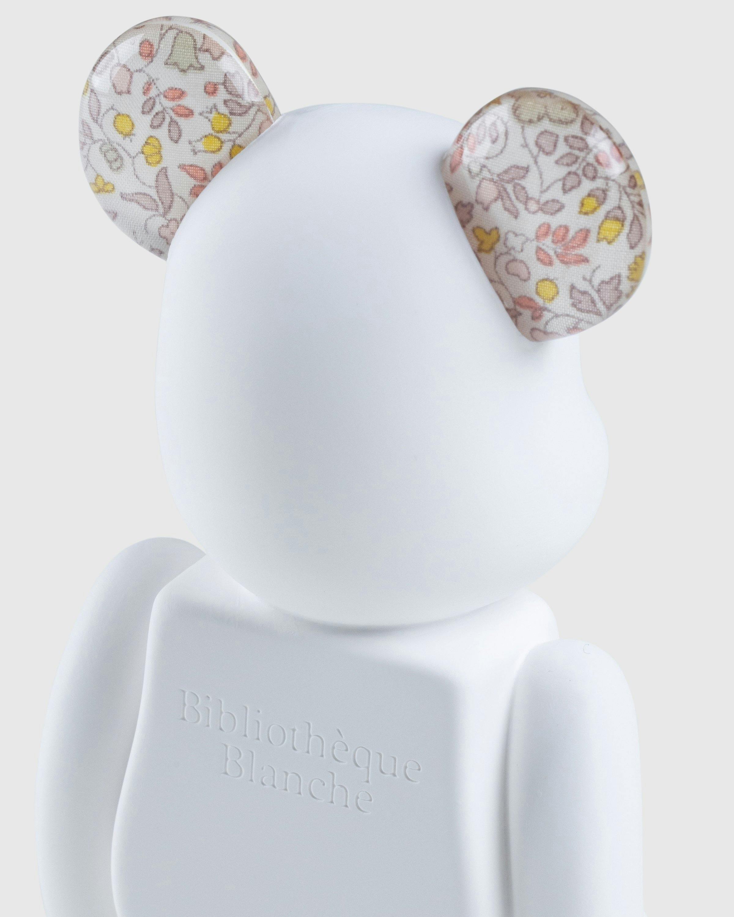 Medicom - Be@rbrick Aroma Ornament No.0 Liberty Fabrics Katie and Millie Natural - Lifestyle - Beige - Image 4