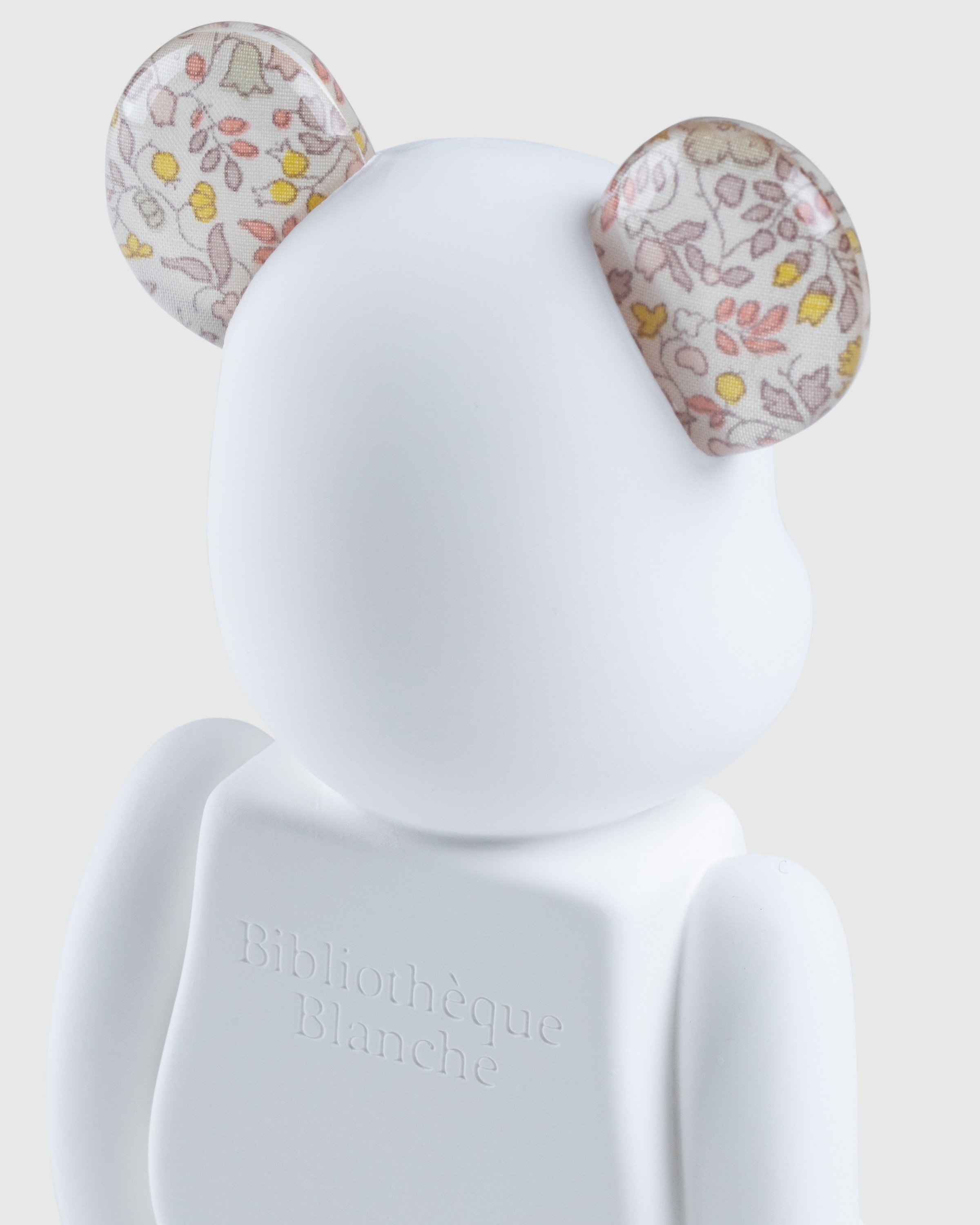 Medicom - Be@rbrick Aroma Ornament No.0 Liberty Fabrics Katie and Millie Natural - Lifestyle - Beige - Image 4